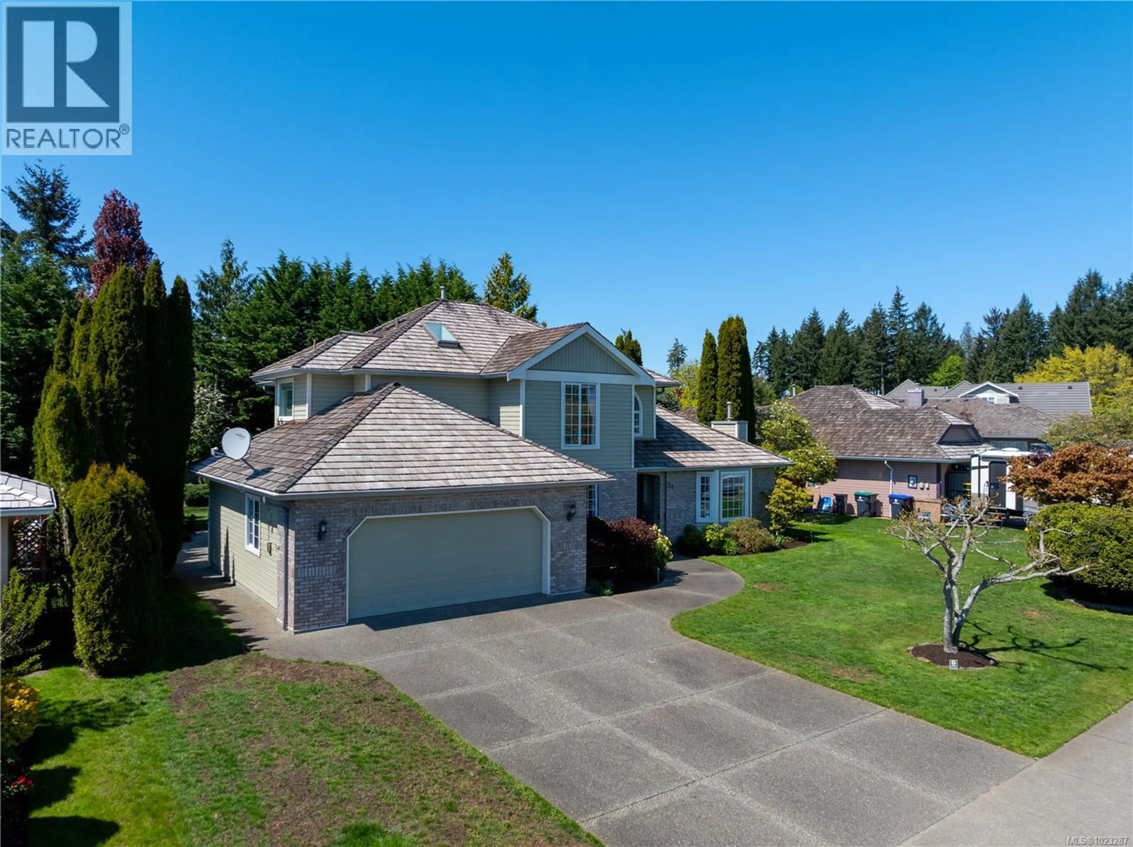 A pic from outside/outdoor area/front of a property/back of a property/a pic from drone, street for 729 CROWN ISLE DRIVE, Courtenay British Columbia V9N8R5