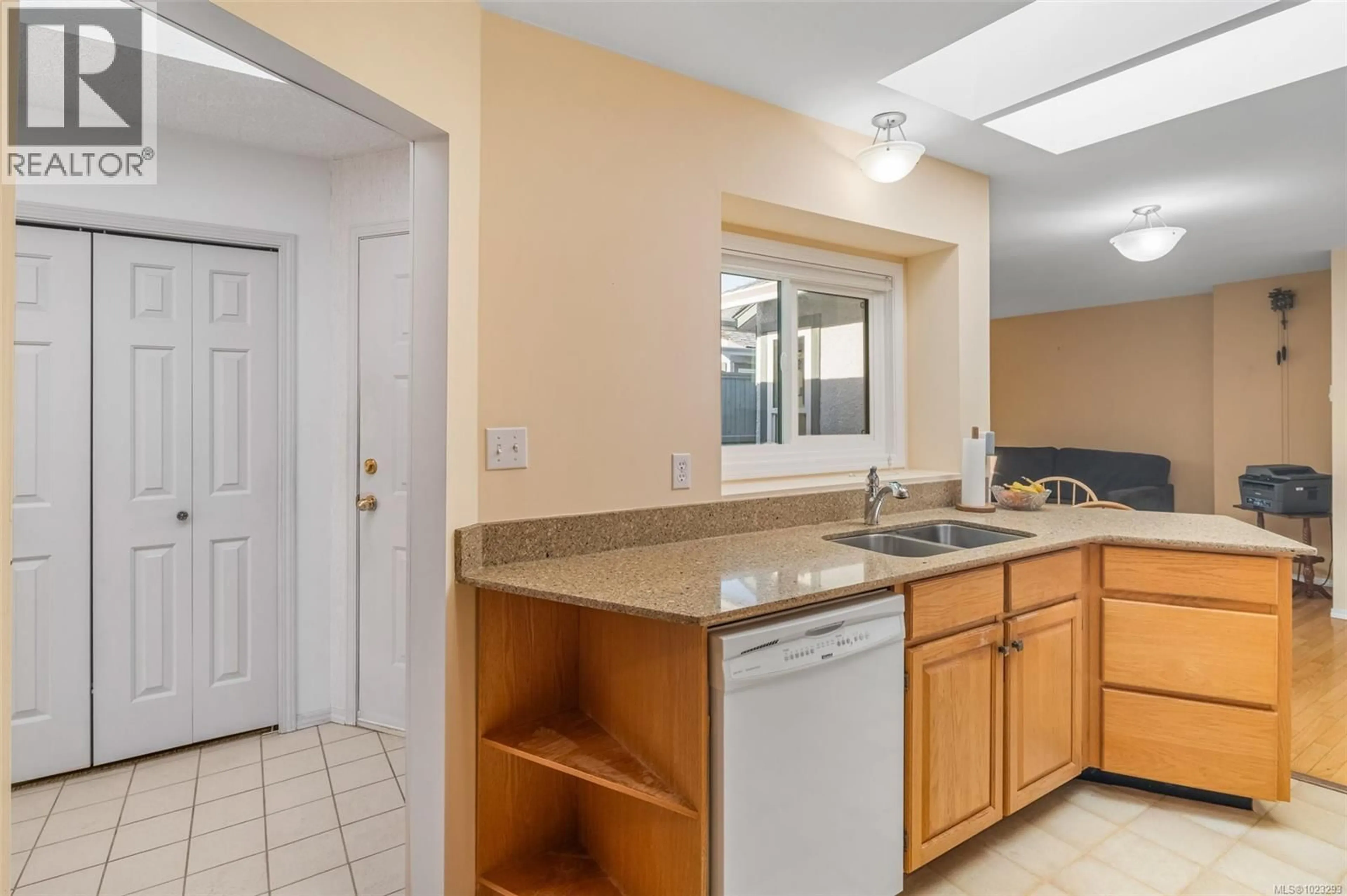 Standard kitchen, ceramic/tile floor for 6 - 10084 THIRD STREET, Sidney British Columbia V8L3B3