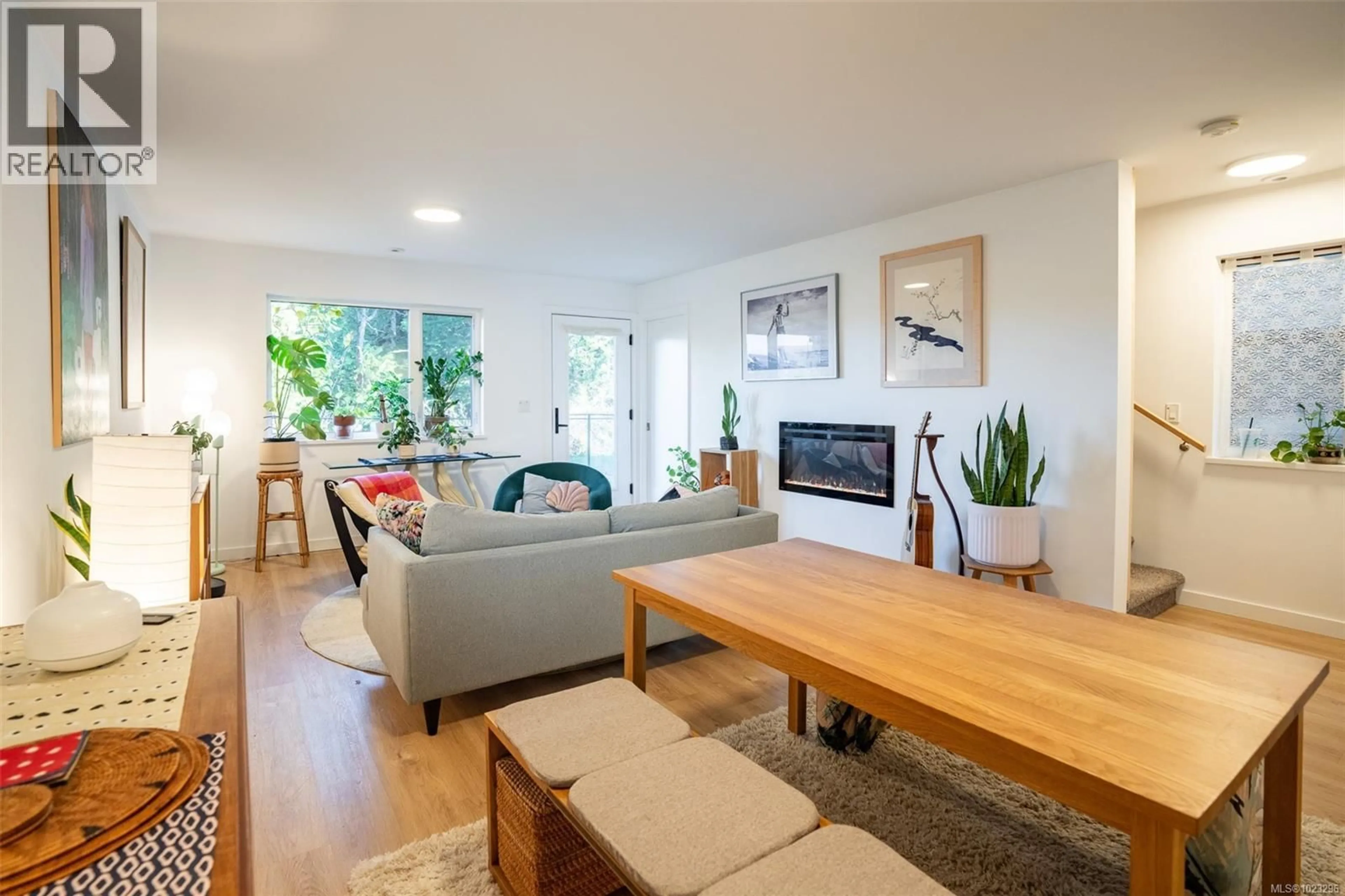 Living room with furniture, wood/laminate floor for 15 - 1782 ST. JACQUES BOULEVARD, Ucluelet British Columbia V0R3A0