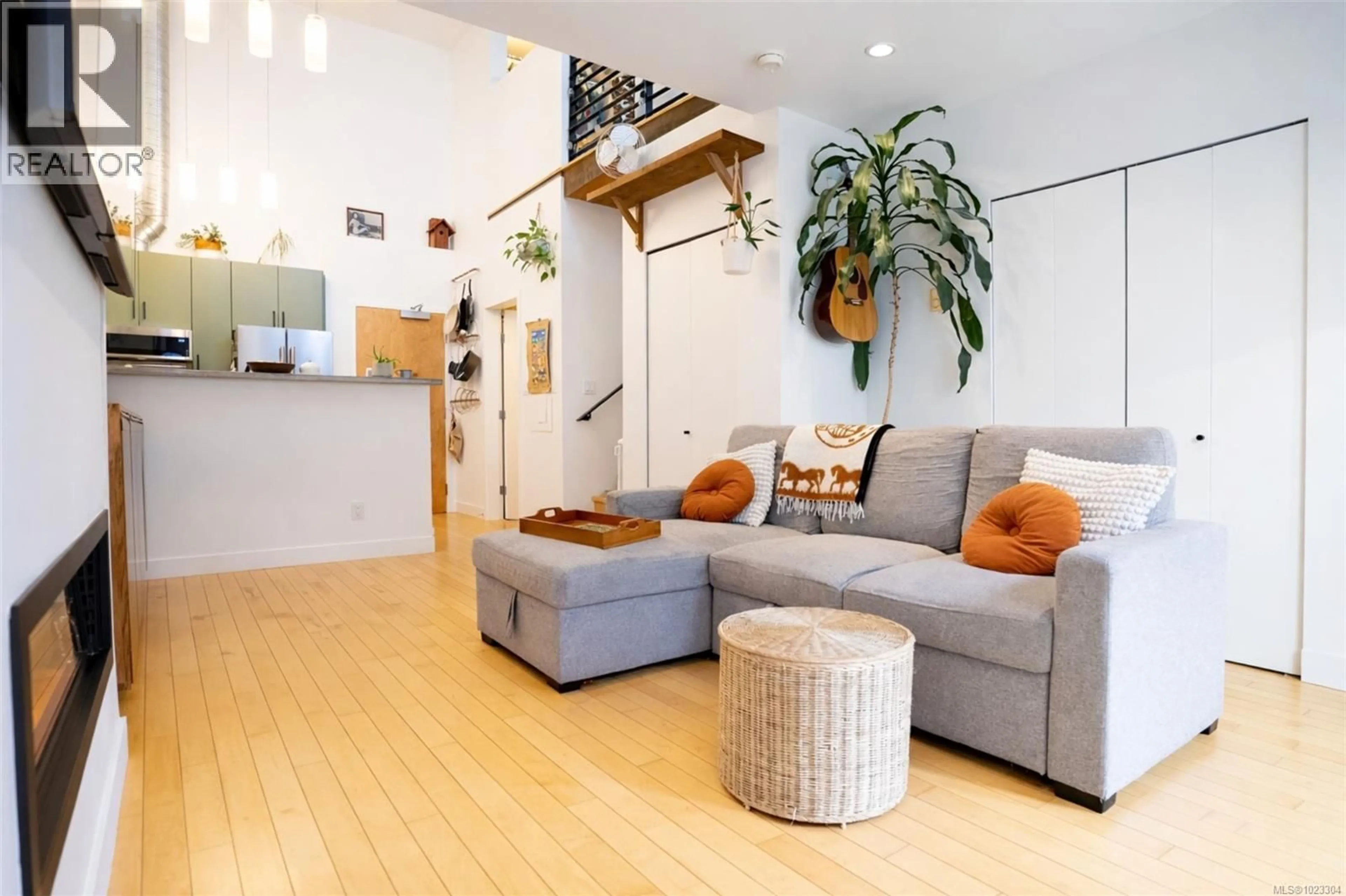 Living room with furniture, wood/laminate floor for 4 - 797 TYEE ROAD, Victoria British Columbia V9A7R4