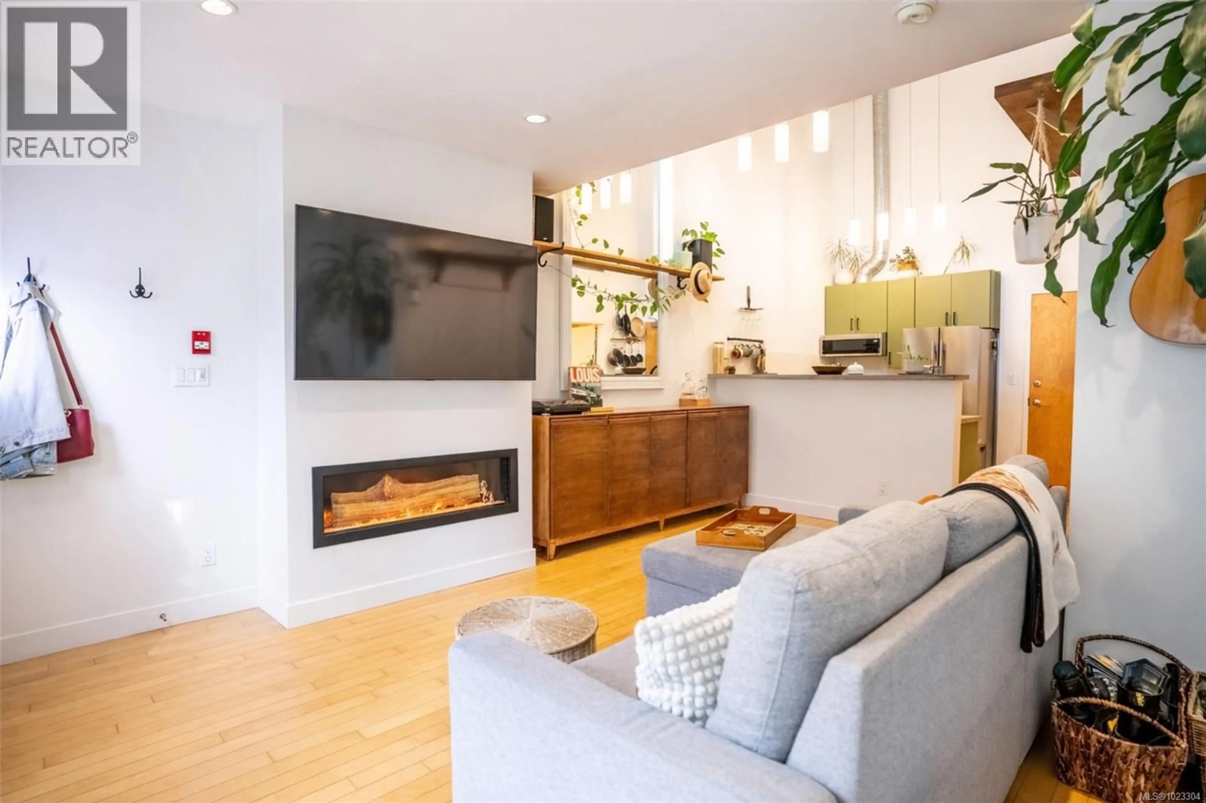 Living room with furniture, wood/laminate floor for 4 - 797 TYEE ROAD, Victoria British Columbia V9A7R4