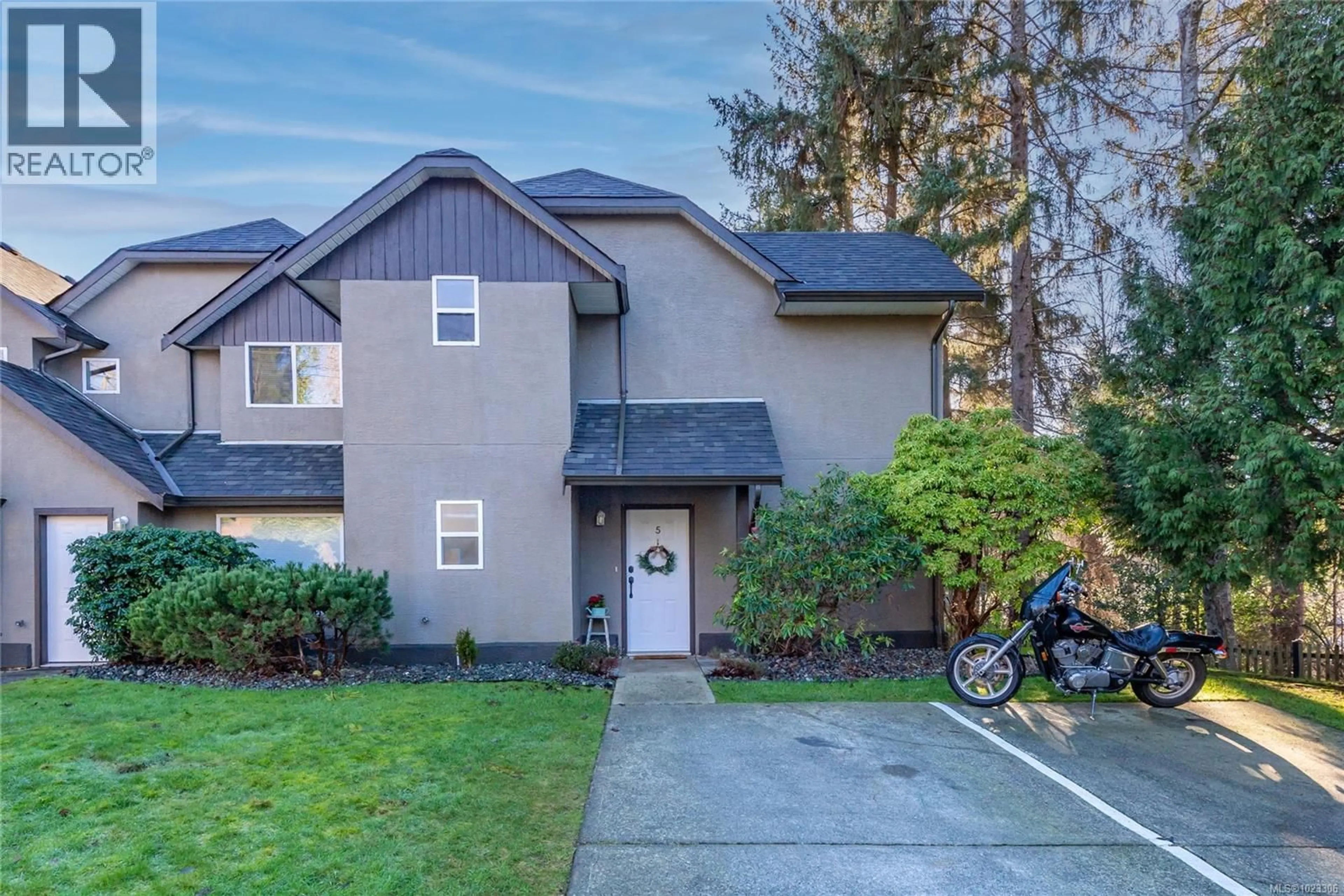 Home with vinyl exterior material, street for 5 - 555 ROCKLAND ROAD, Campbell River British Columbia V9W8B7