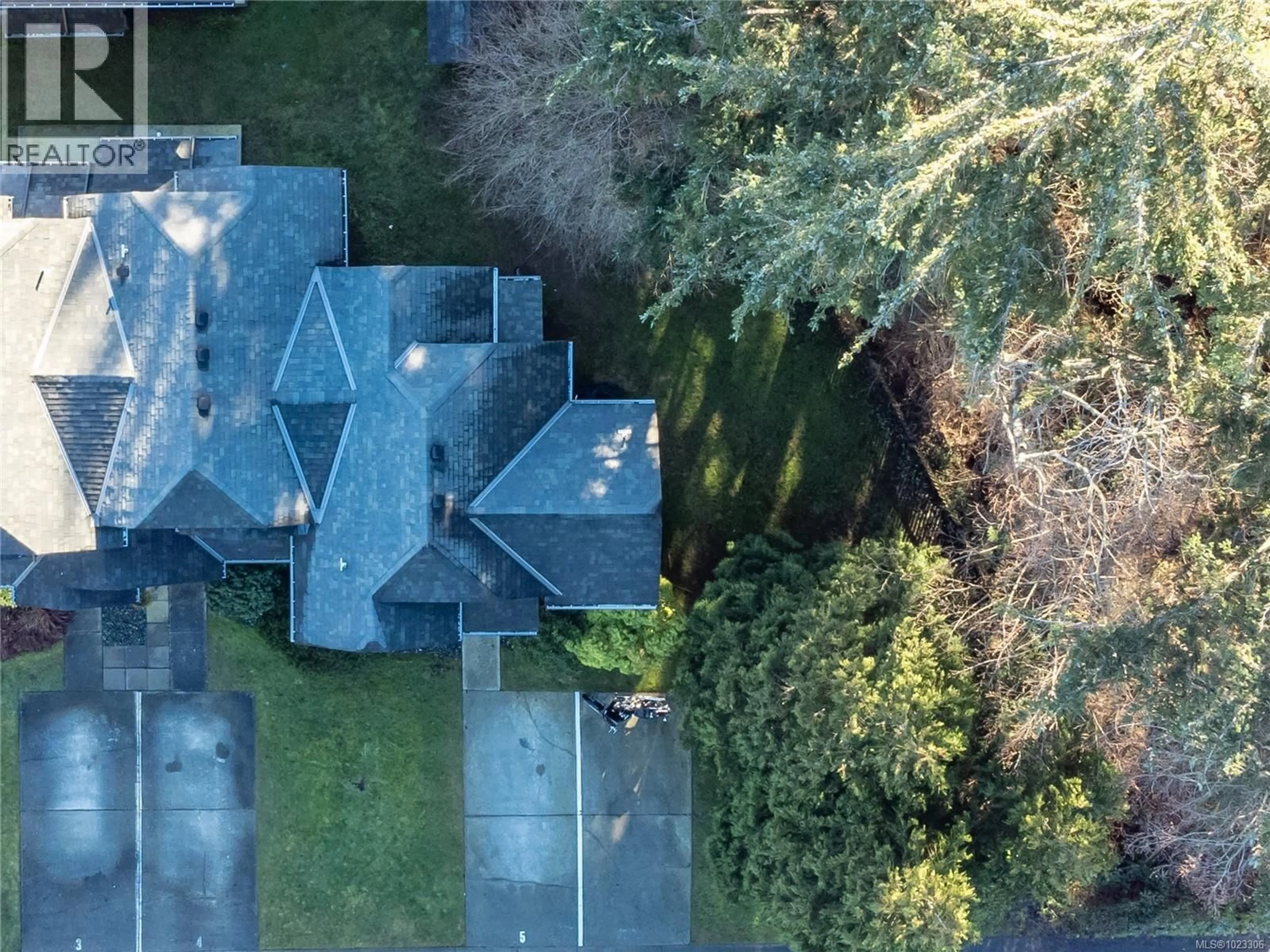 A pic from outside/outdoor area/front of a property/back of a property/a pic from drone, unknown for 5 - 555 ROCKLAND ROAD, Campbell River British Columbia V9W8B7