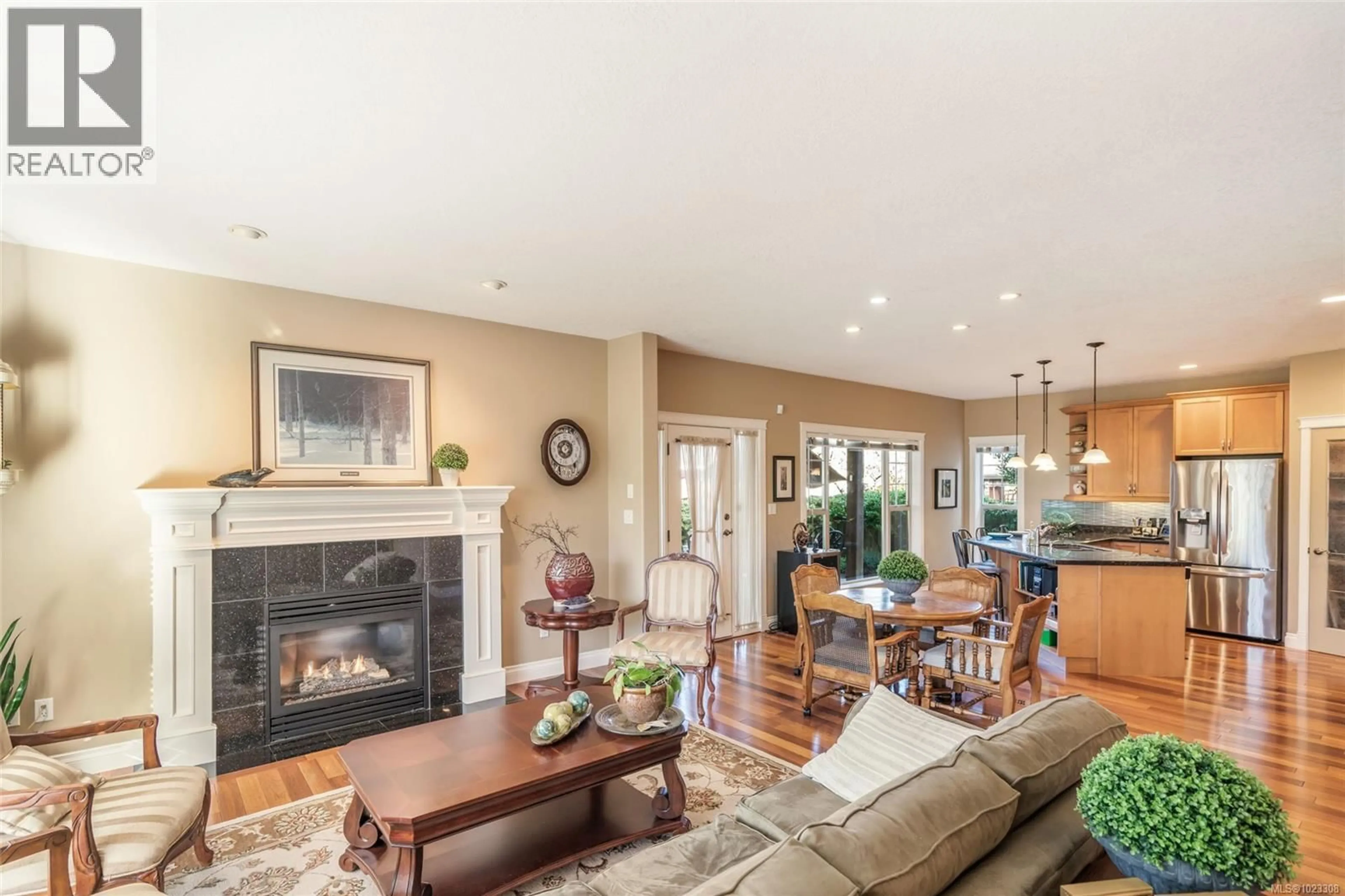 Living room with furniture, unknown for 550 FALCON COURT, Parksville British Columbia V9P2A4