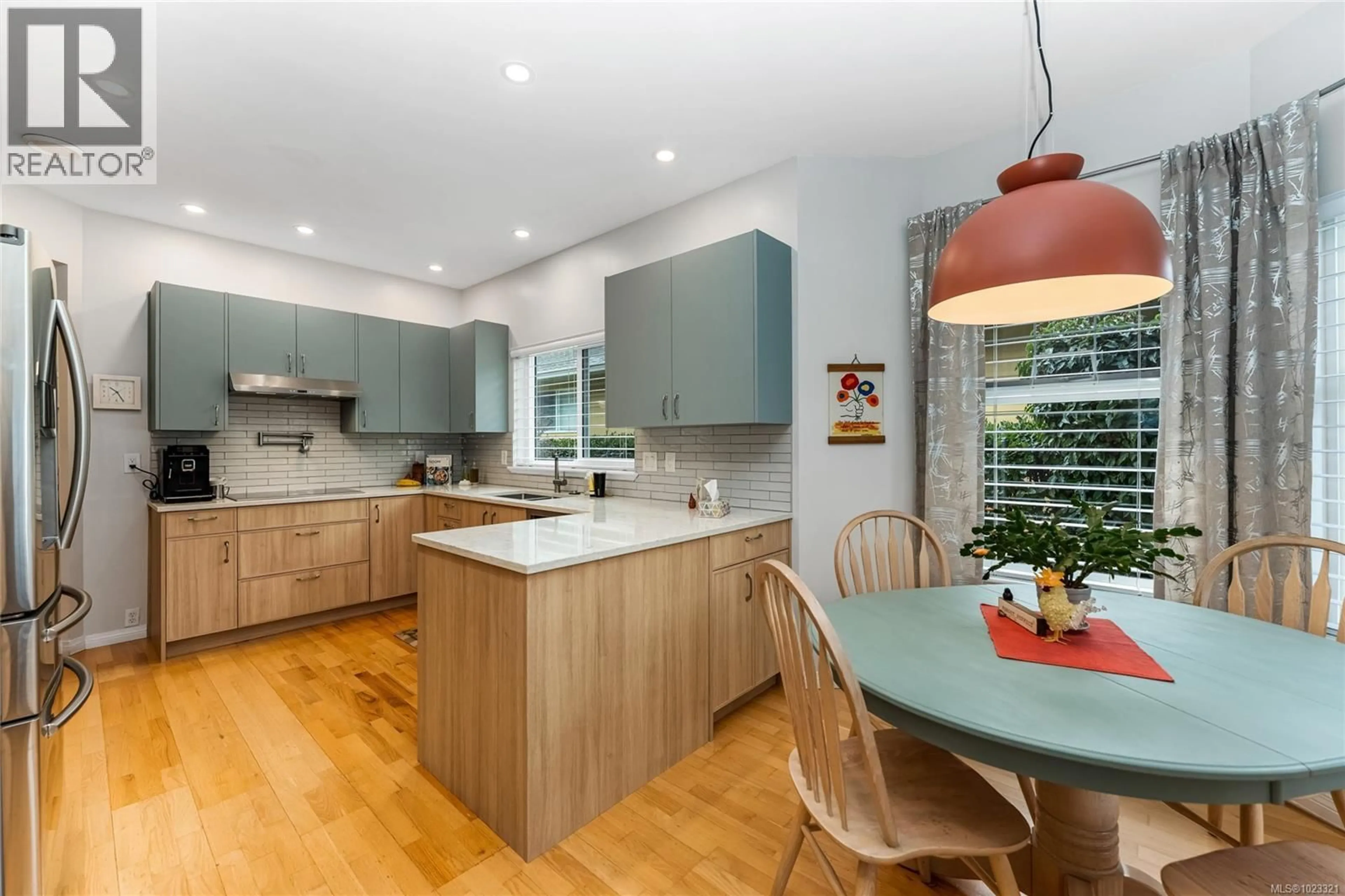 Contemporary kitchen, unknown for 7952 POLO PARK CRESCENT, Central Saanich British Columbia V8M2J4