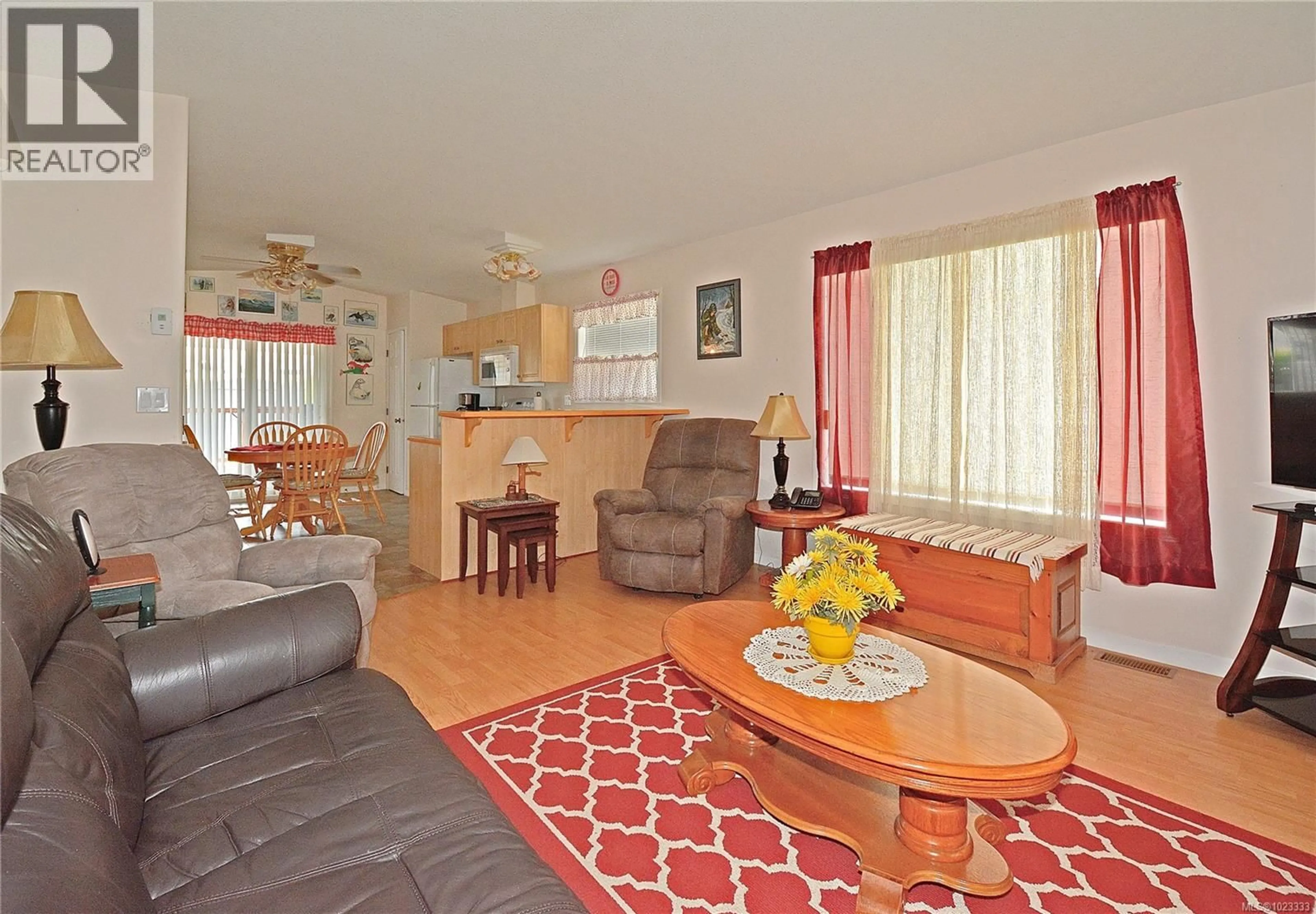 Living room with furniture, wood/laminate floor for 53 - 6231 FARBER WAY, Nanaimo British Columbia V9T6J2