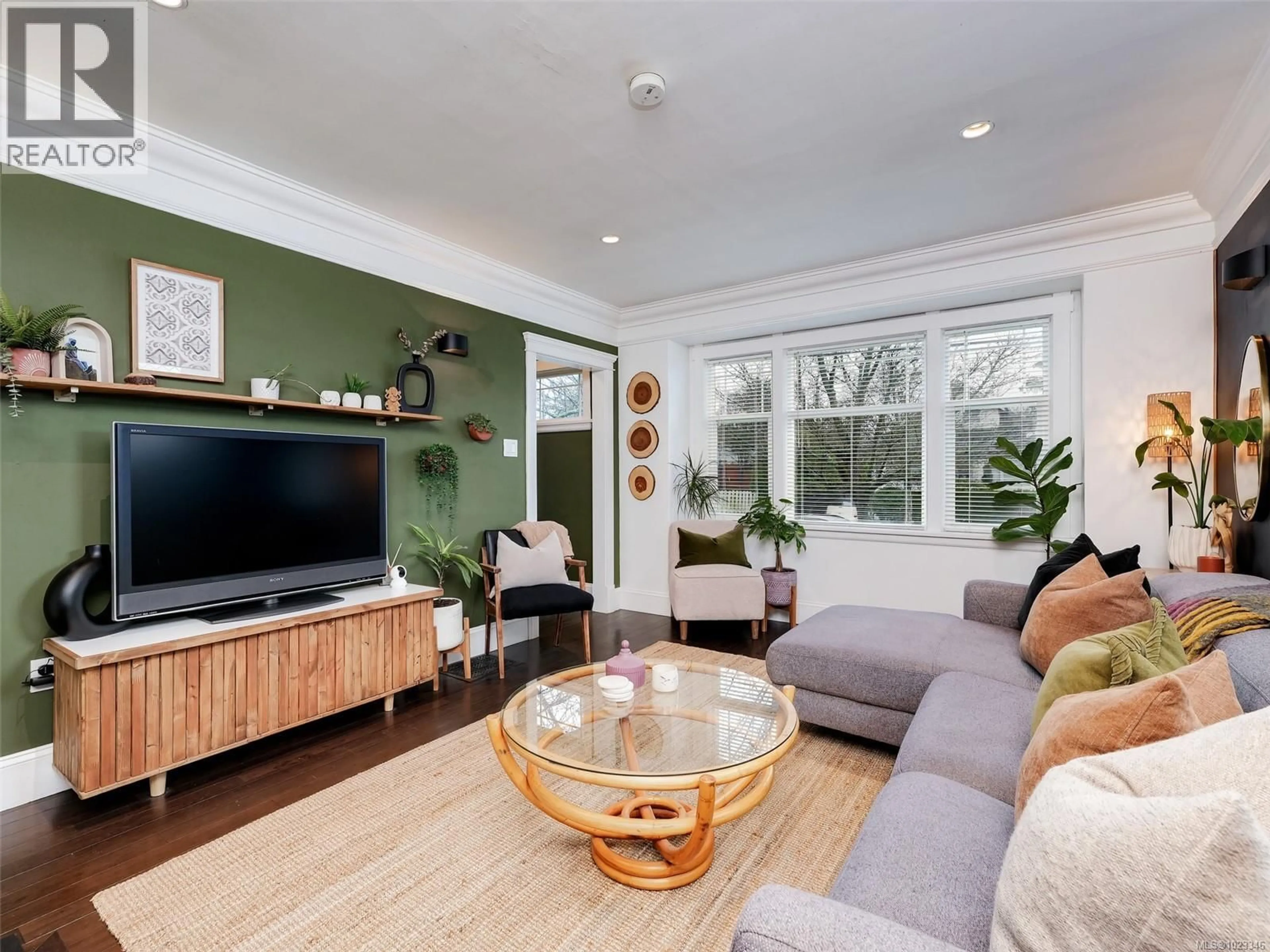 Living room with furniture, wood/laminate floor for 3115 SOMERSET STREET, Victoria British Columbia V8X1C8