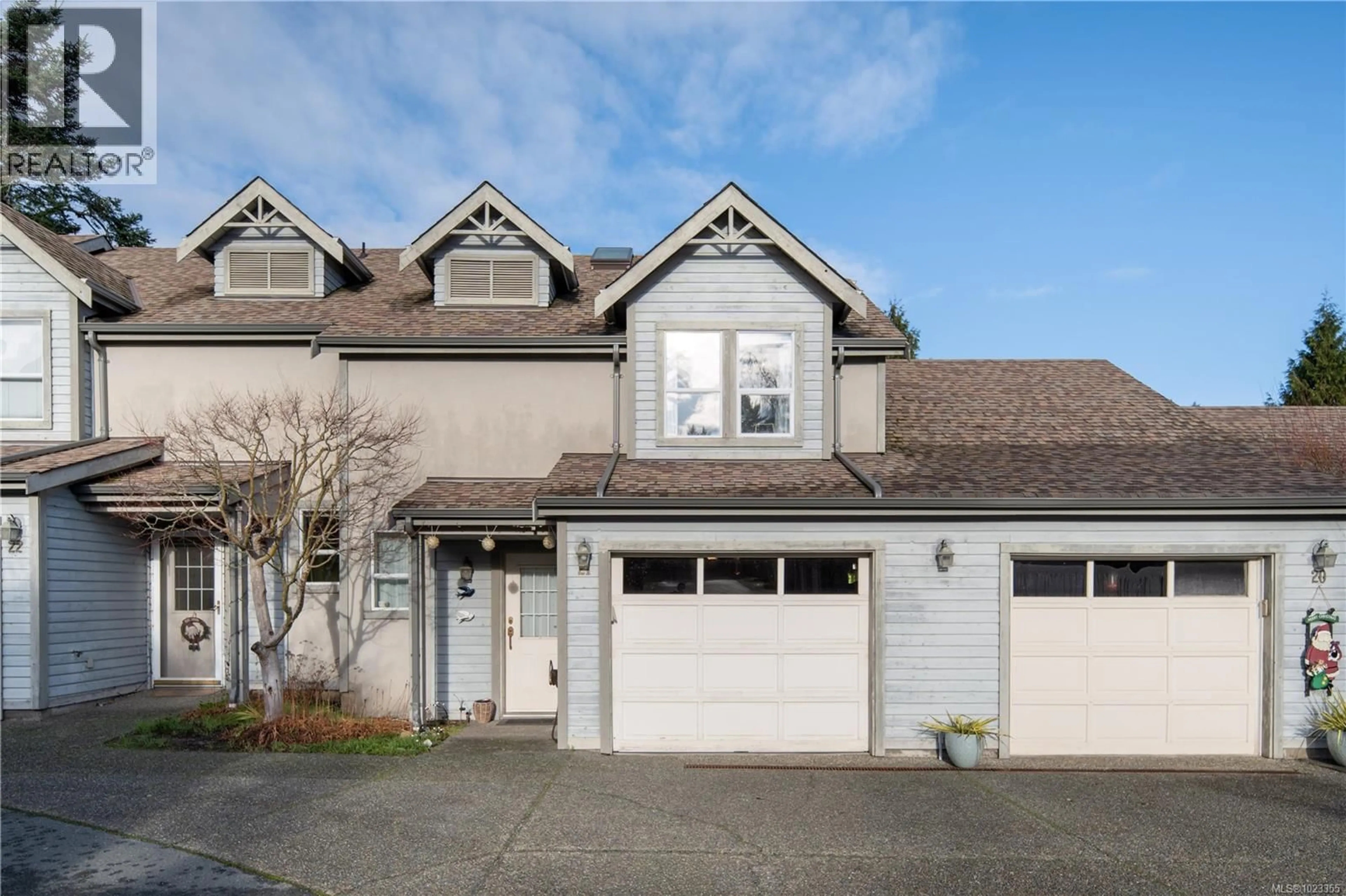 Home with vinyl exterior material, street for 21 - 3947 CEDAR HILL CROSS ROAD, Saanich British Columbia V8P2N5