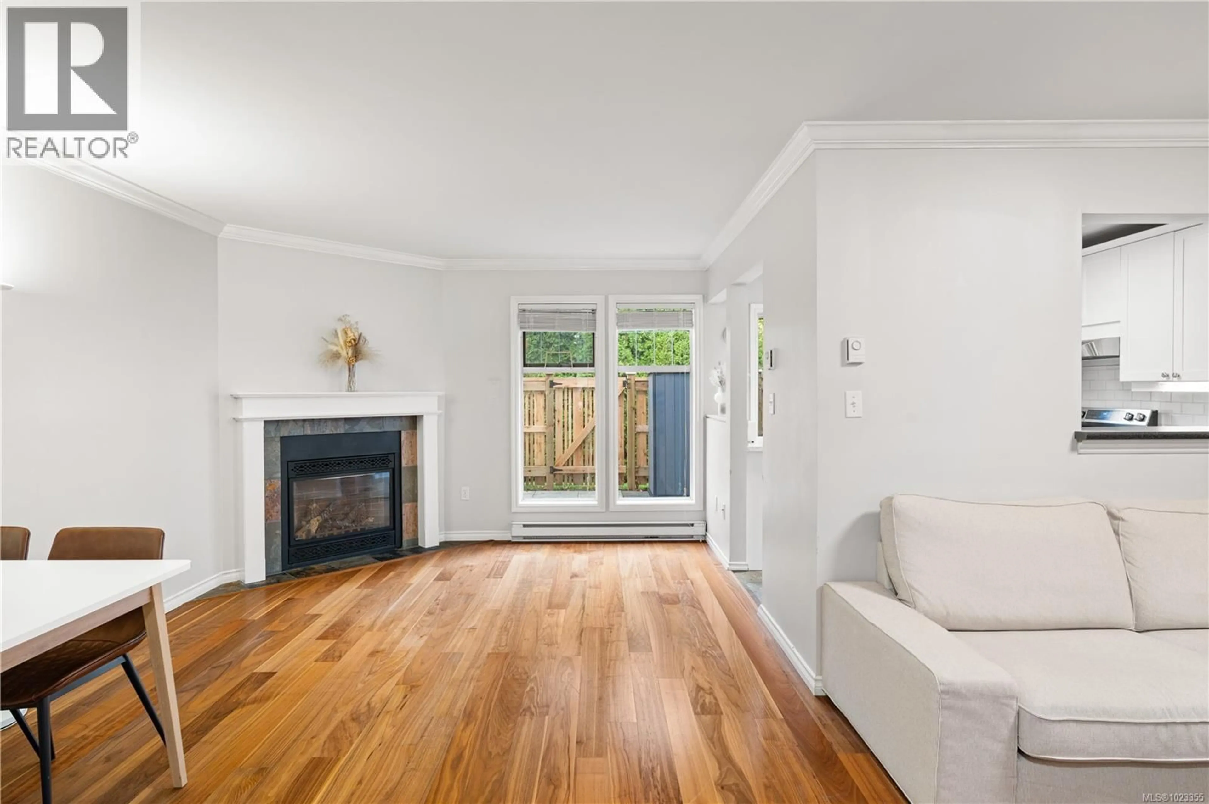 Living room with furniture, wood/laminate floor for 21 - 3947 CEDAR HILL CROSS ROAD, Saanich British Columbia V8P2N5