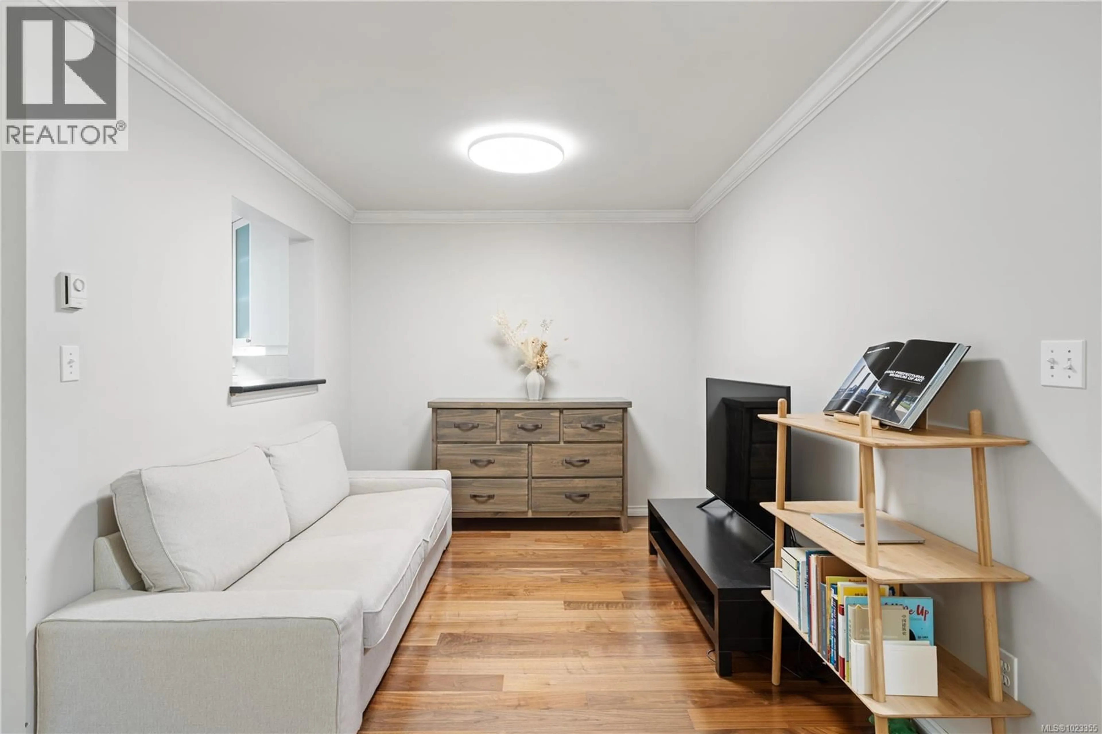 Living room with furniture, wood/laminate floor for 21 - 3947 CEDAR HILL CROSS ROAD, Saanich British Columbia V8P2N5