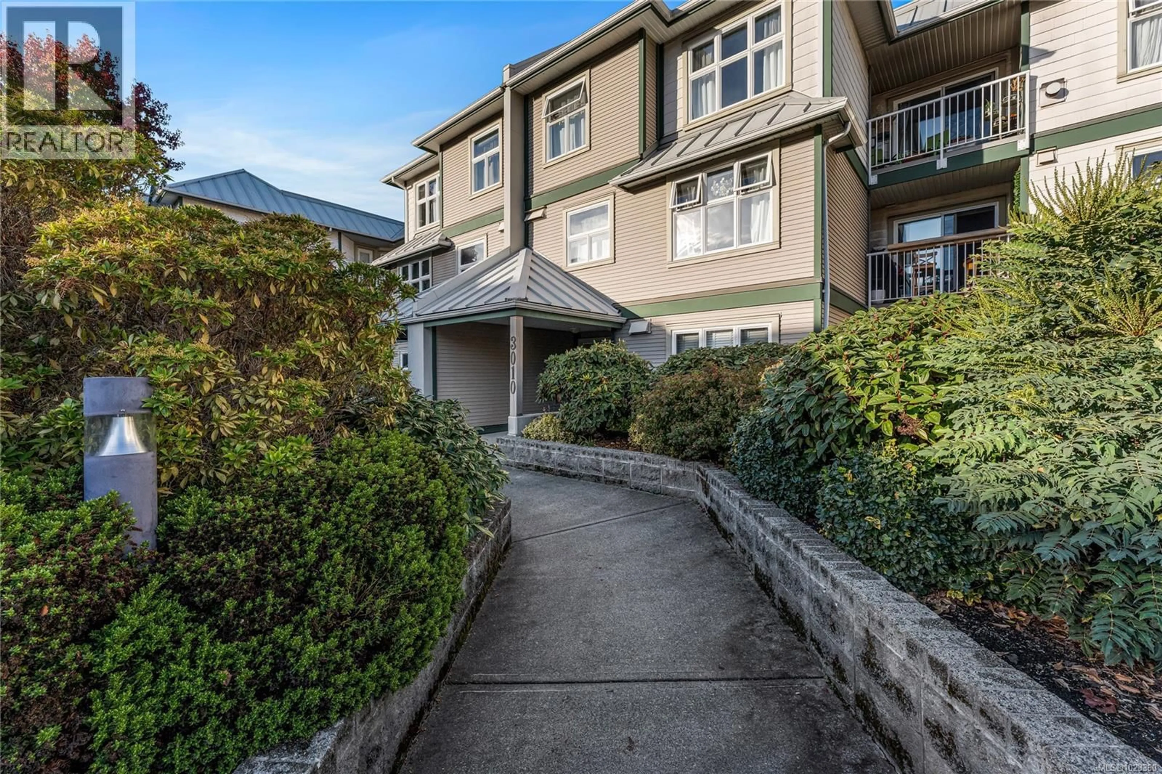 Patio, street for 111 - 3010 WASHINGTON AVENUE, Victoria British Columbia V9A1P6