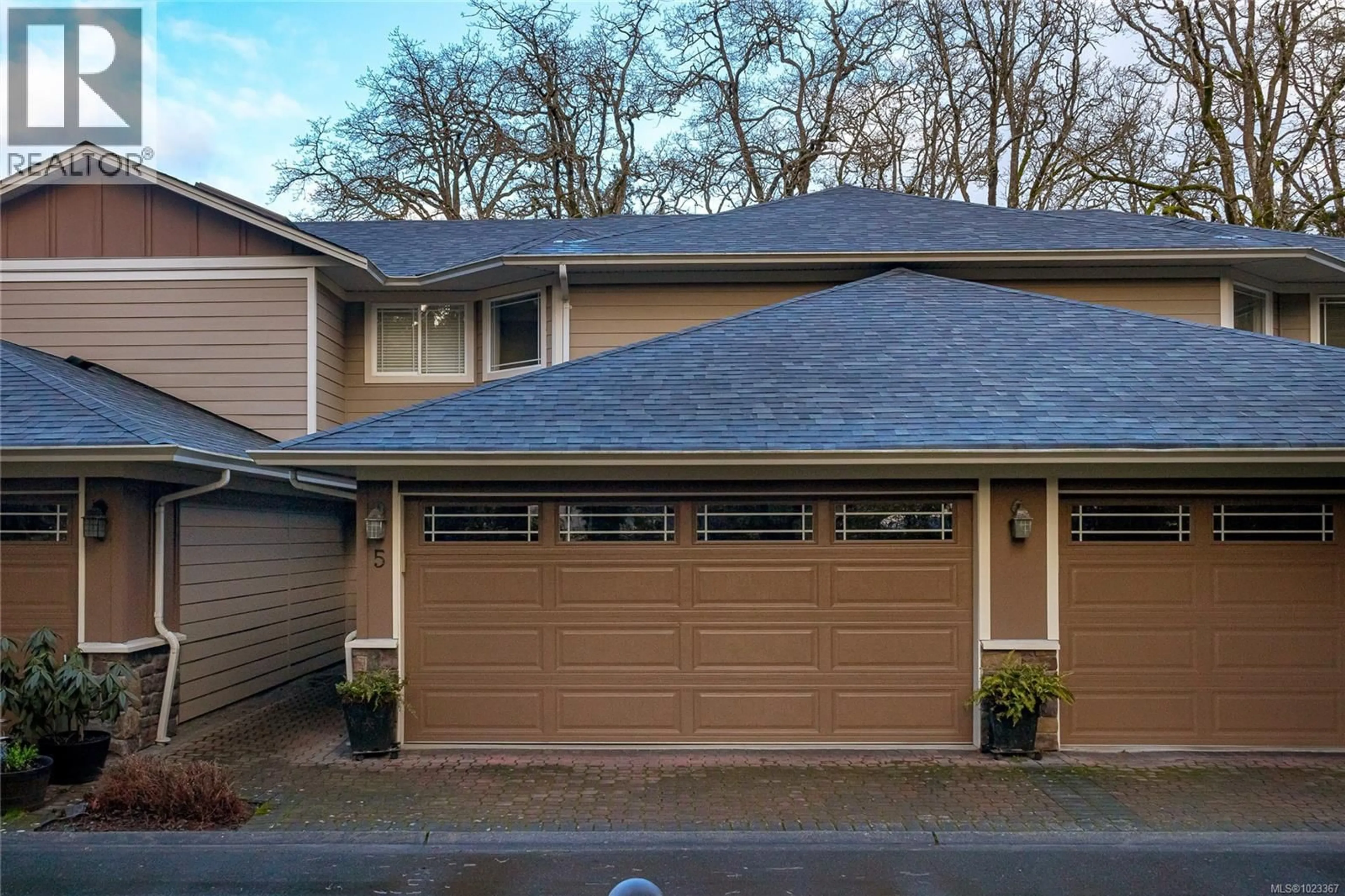 Home with vinyl exterior material, street for 5 - 830 ROGERS AVENUE, Saanich British Columbia V8X3P9