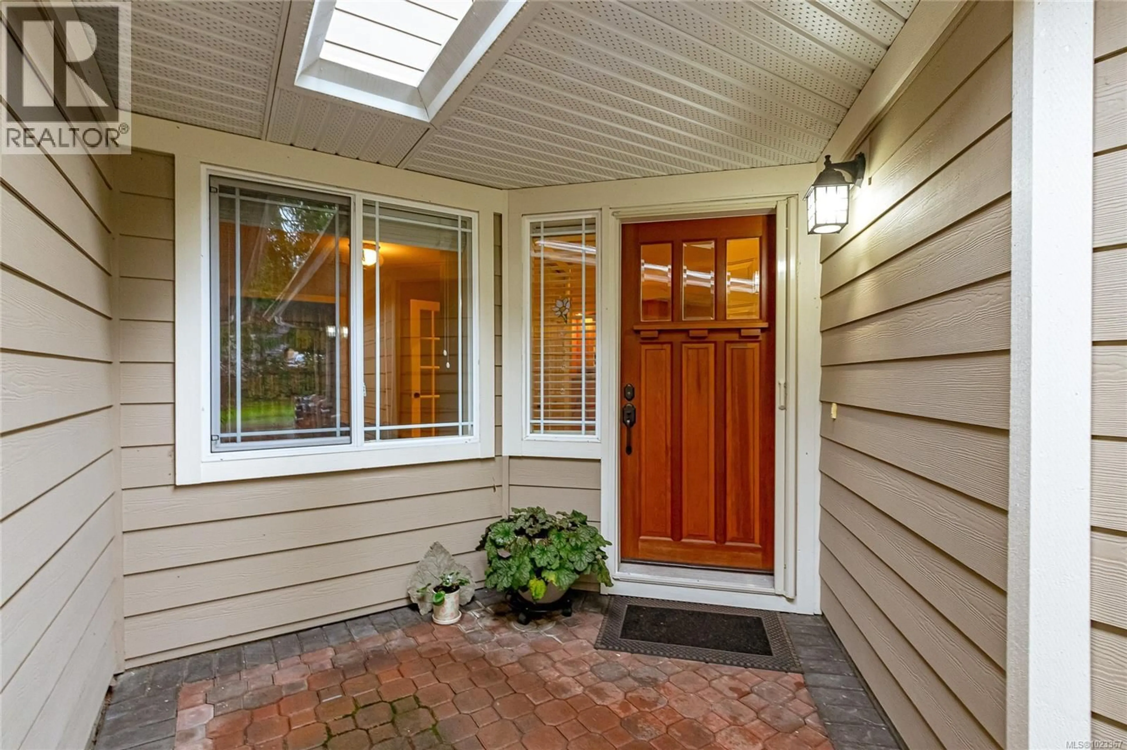 Unknown for 5 - 830 ROGERS AVENUE, Saanich British Columbia V8X3P9