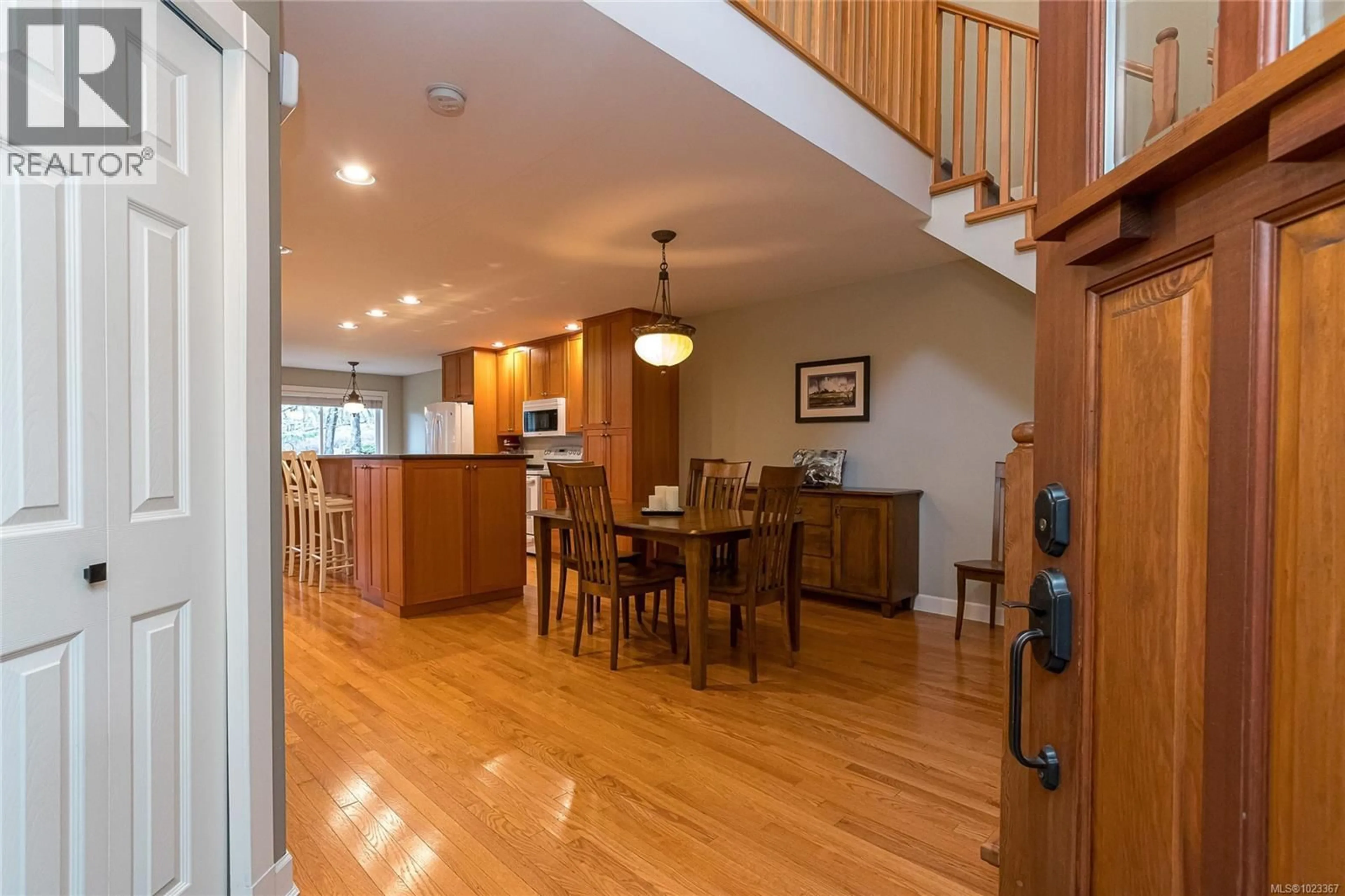 Open concept kitchen, wood/laminate floor for 5 - 830 ROGERS AVENUE, Saanich British Columbia V8X3P9