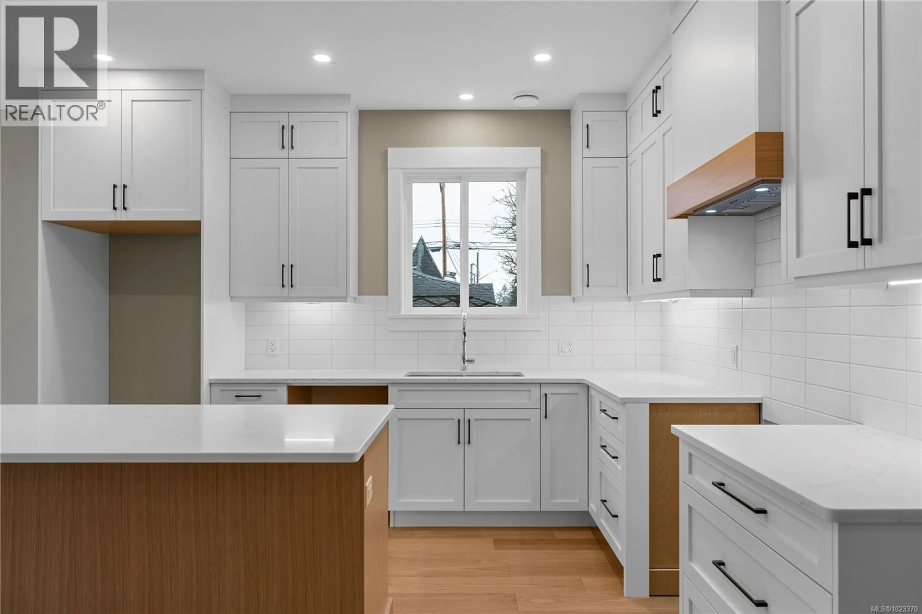 Contemporary kitchen, unknown for 715 DOEHLE AVENUE, Parksville British Columbia V9P2V1