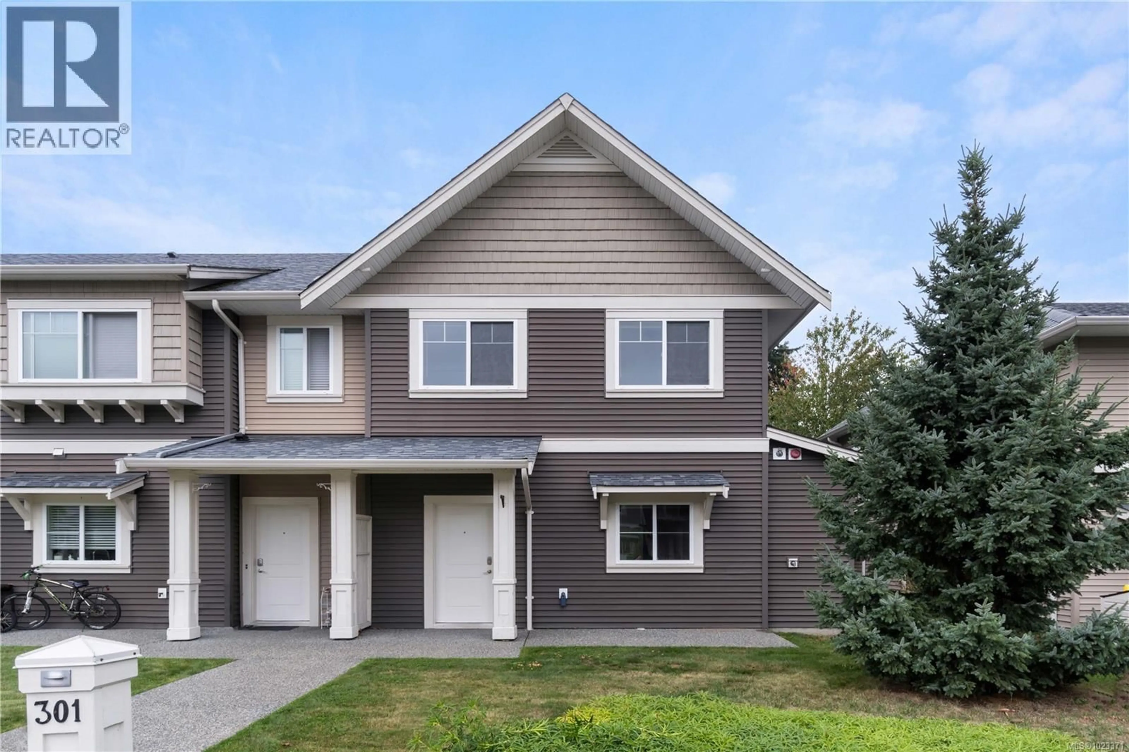 Home with vinyl exterior material, street for 301 - 1675 CRESCENT VIEW DRIVE, Nanaimo British Columbia V9S0A8