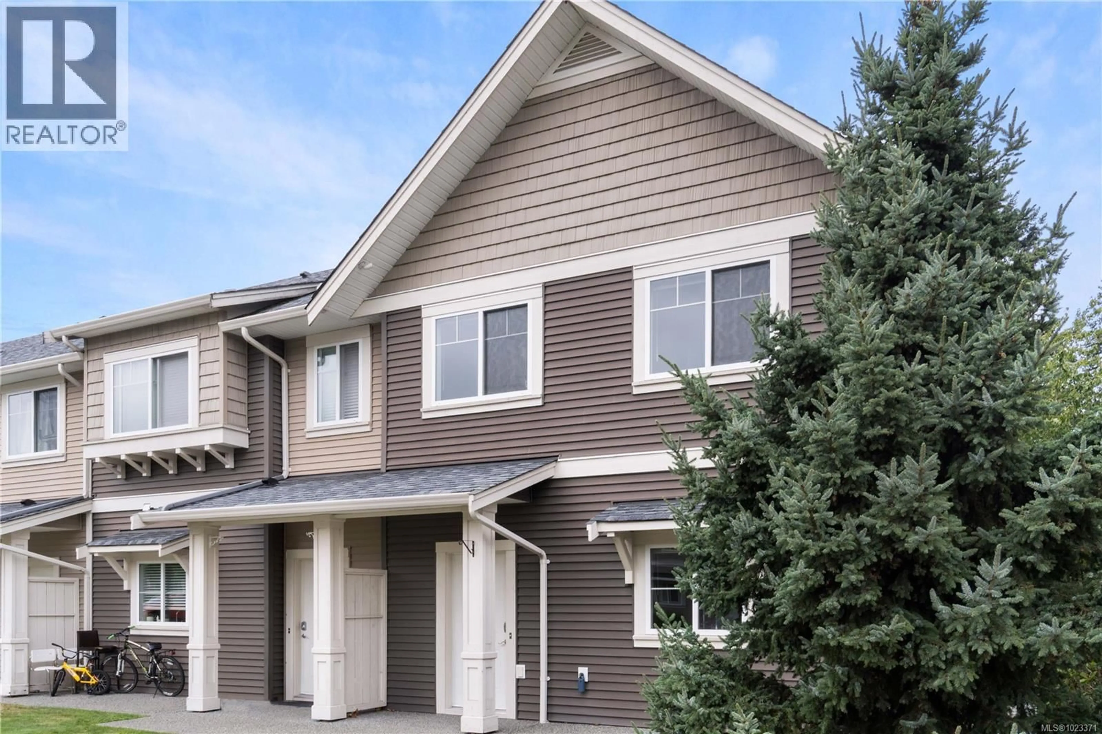 Home with vinyl exterior material, street for 301 - 1675 CRESCENT VIEW DRIVE, Nanaimo British Columbia V9S0A8