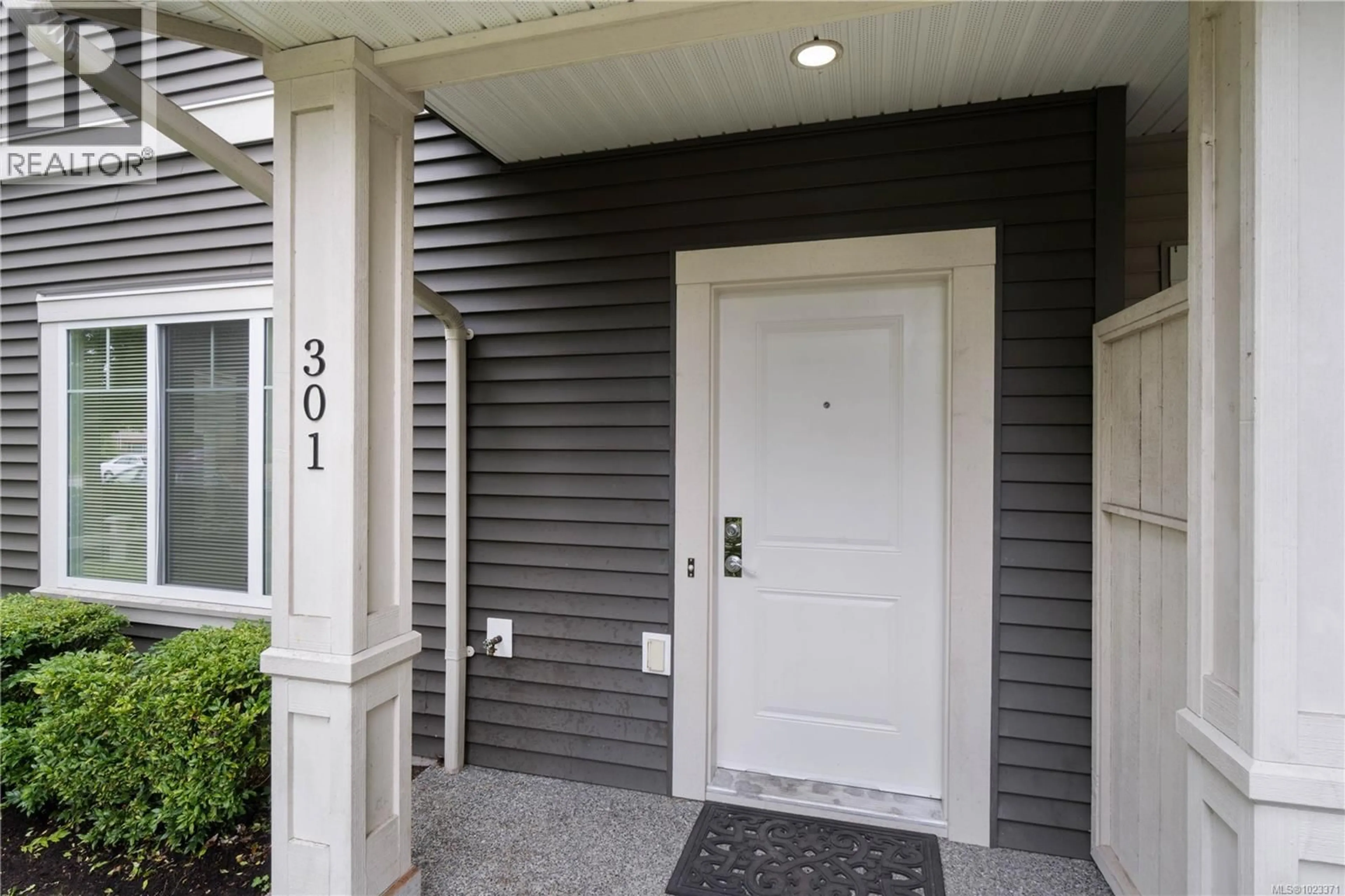 Indoor entryway for 301 - 1675 CRESCENT VIEW DRIVE, Nanaimo British Columbia V9S0A8