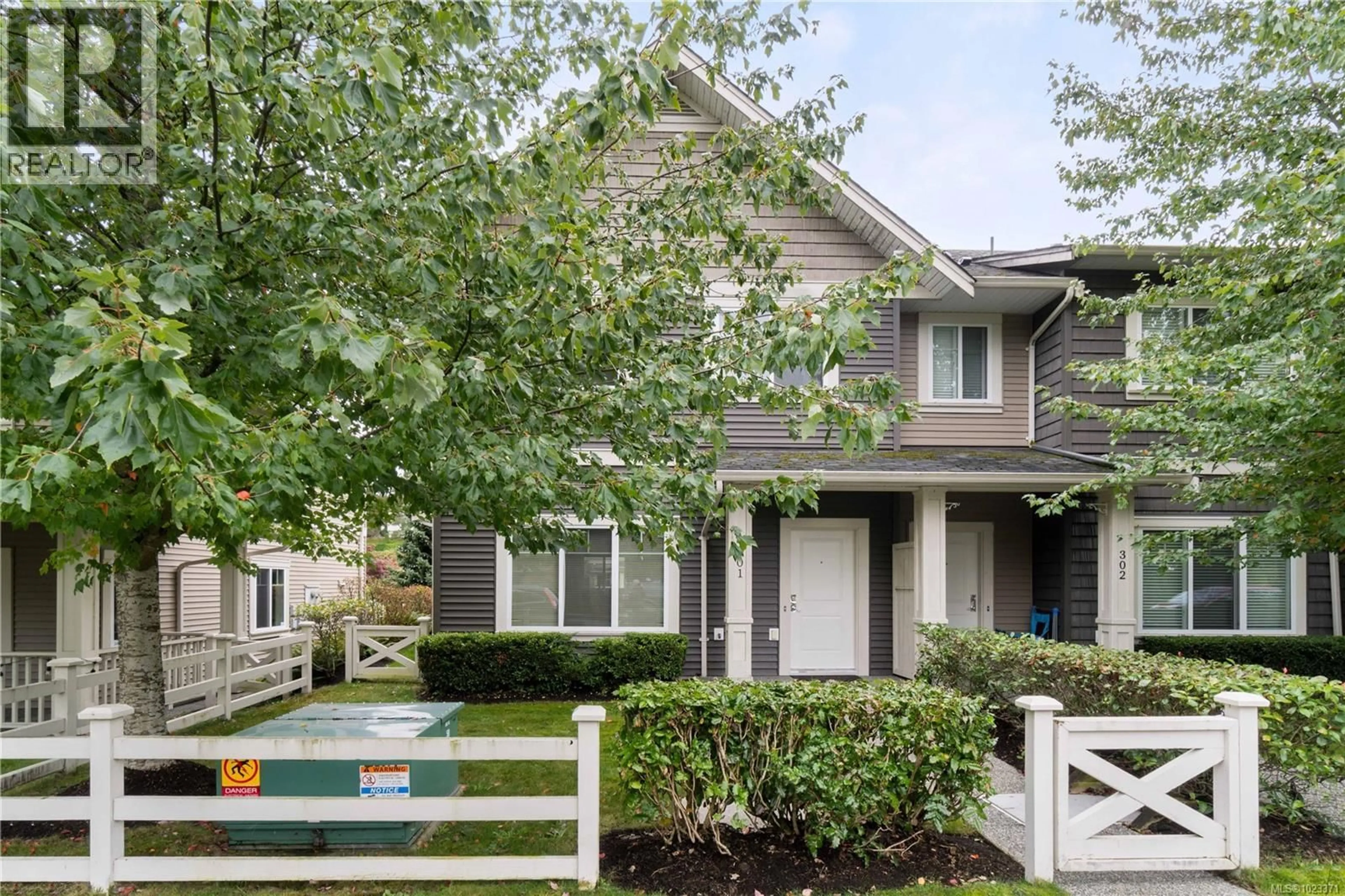 Home with vinyl exterior material, street for 301 - 1675 CRESCENT VIEW DRIVE, Nanaimo British Columbia V9S0A8