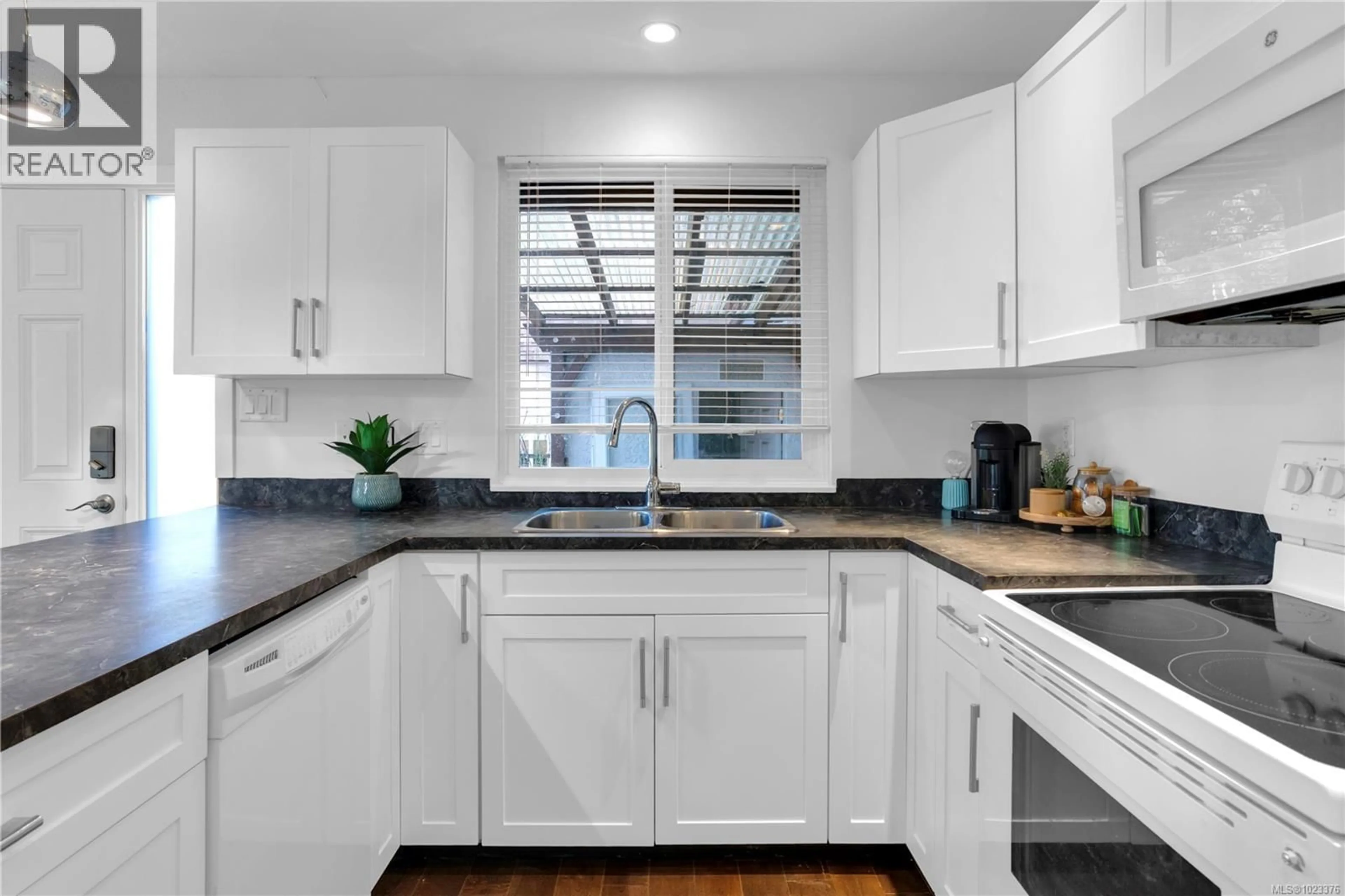 Contemporary kitchen, ceramic/tile floor for 11 - 9 BUTTERTUBS DRIVE, Nanaimo British Columbia V9R3X8