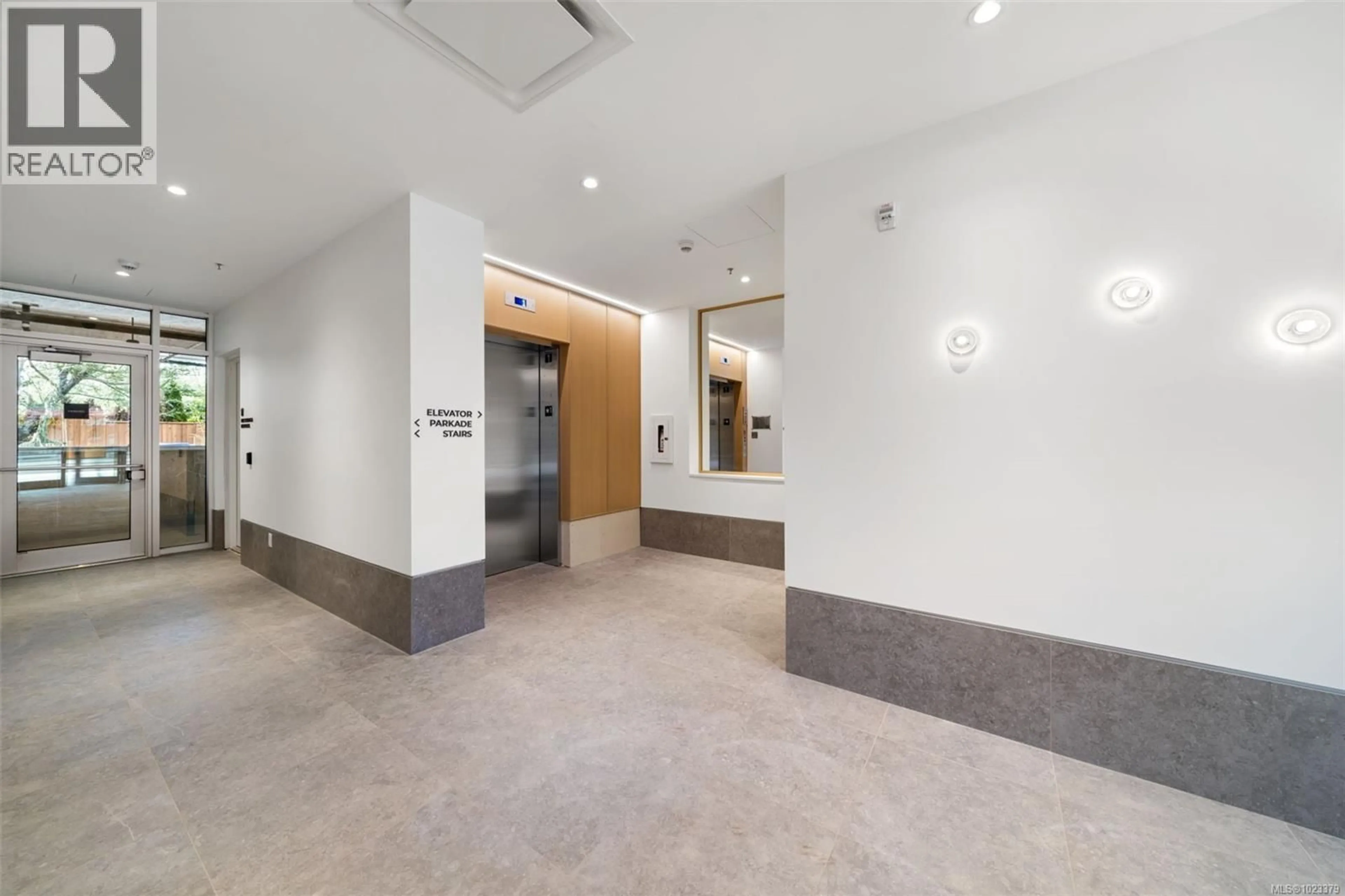 Indoor foyer for 205 - 1916 OAK BAY AVENUE, Victoria British Columbia V8R1C7