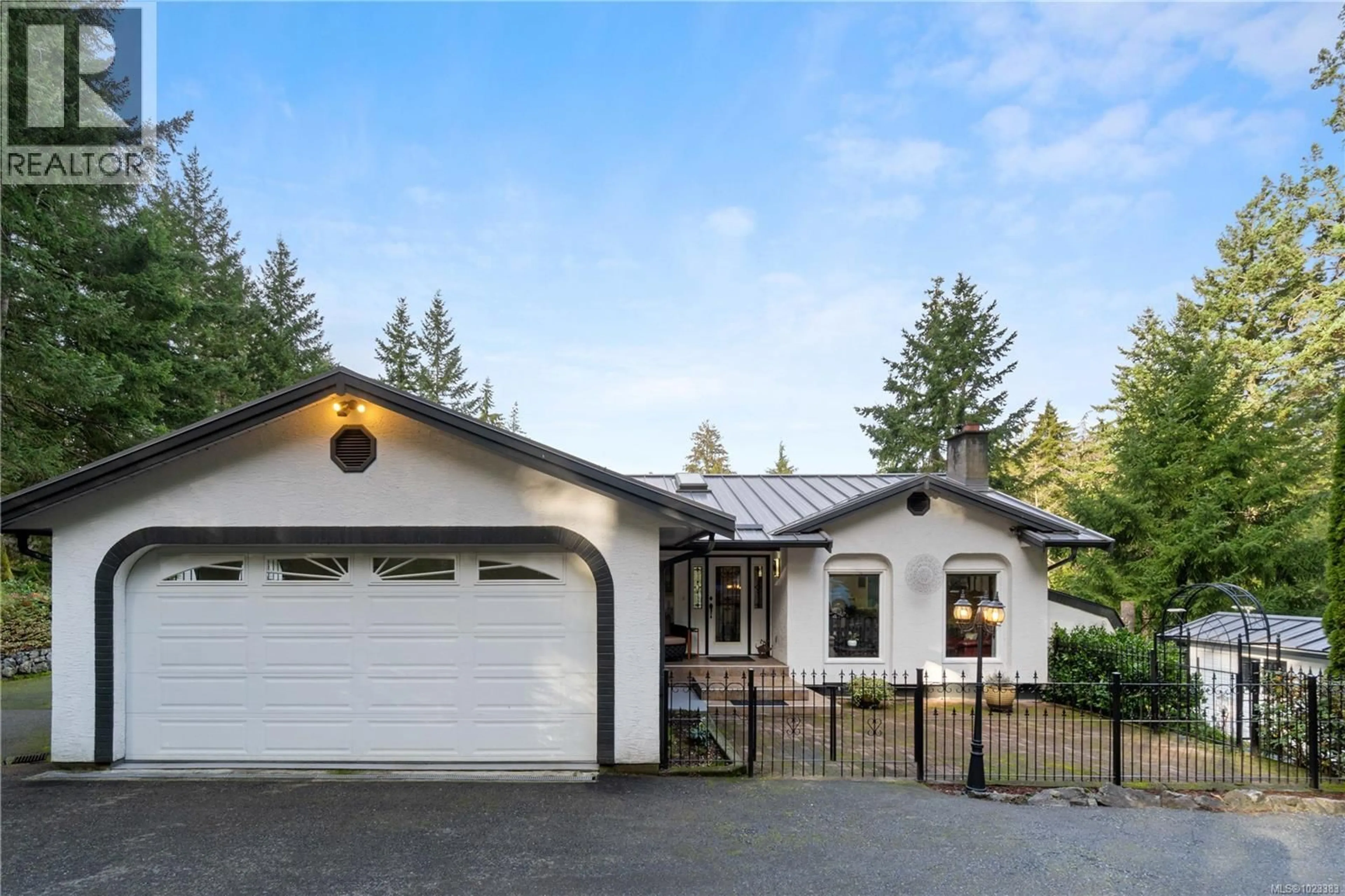 Home with vinyl exterior material, street for 6540 MANHATTAN WAY, Lantzville British Columbia V0R2H0