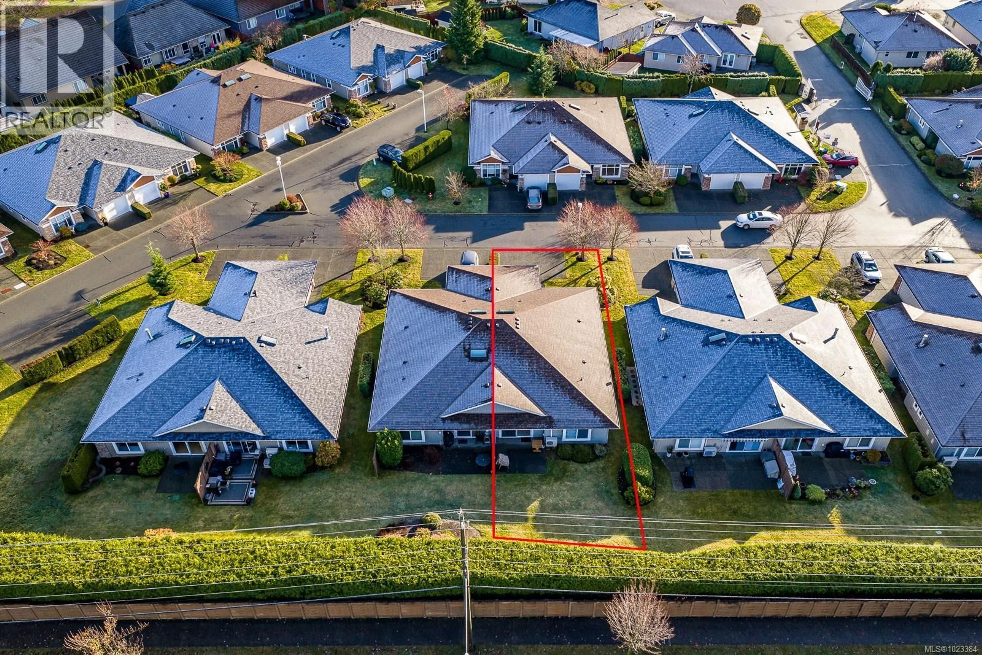 A pic from outside/outdoor area/front of a property/back of a property/a pic from drone, unknown for 117 - 1919 ST. ANDREWS PLACE, Courtenay British Columbia V9N9J4
