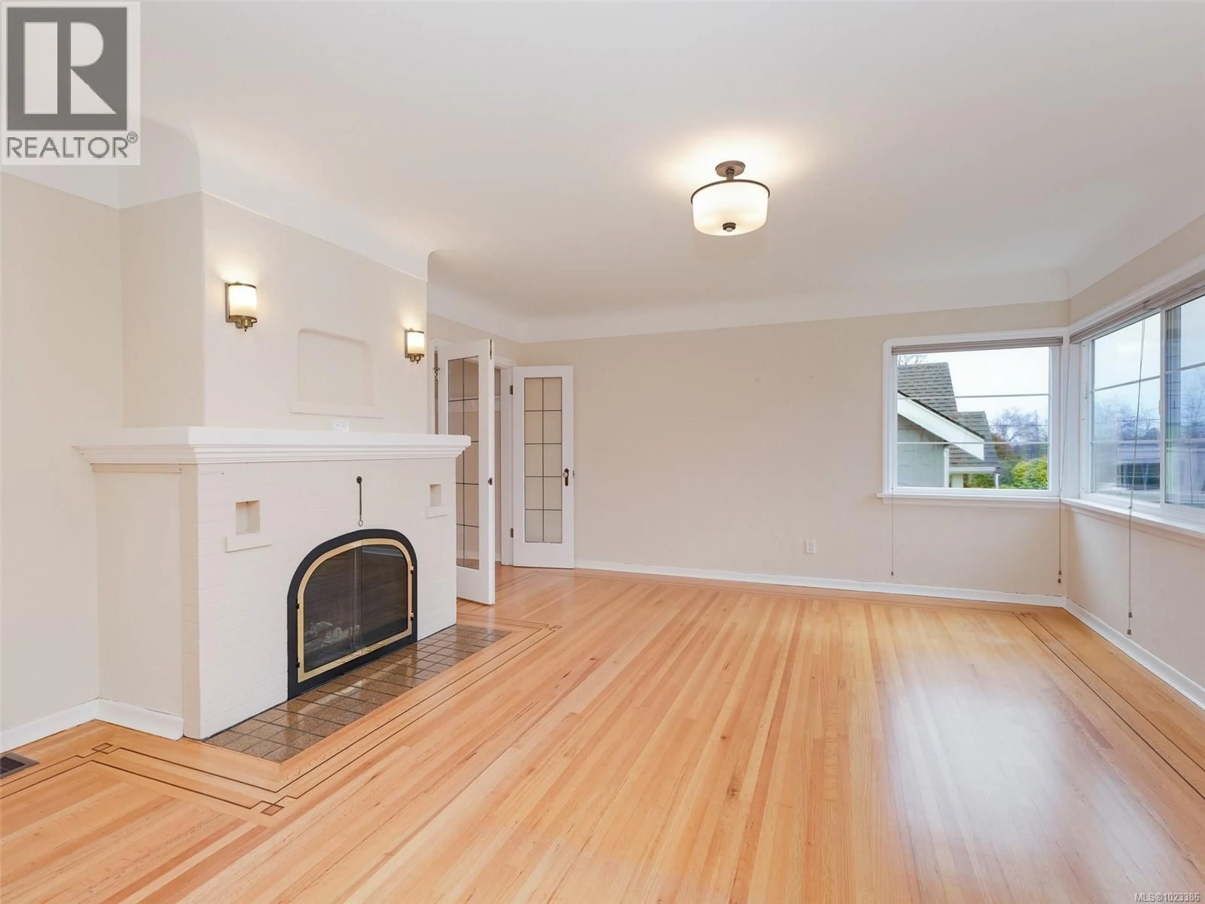 Living room with furniture, wood/laminate floor for 2770 DEWDNEY AVENUE, Oak Bay British Columbia V8R3M4