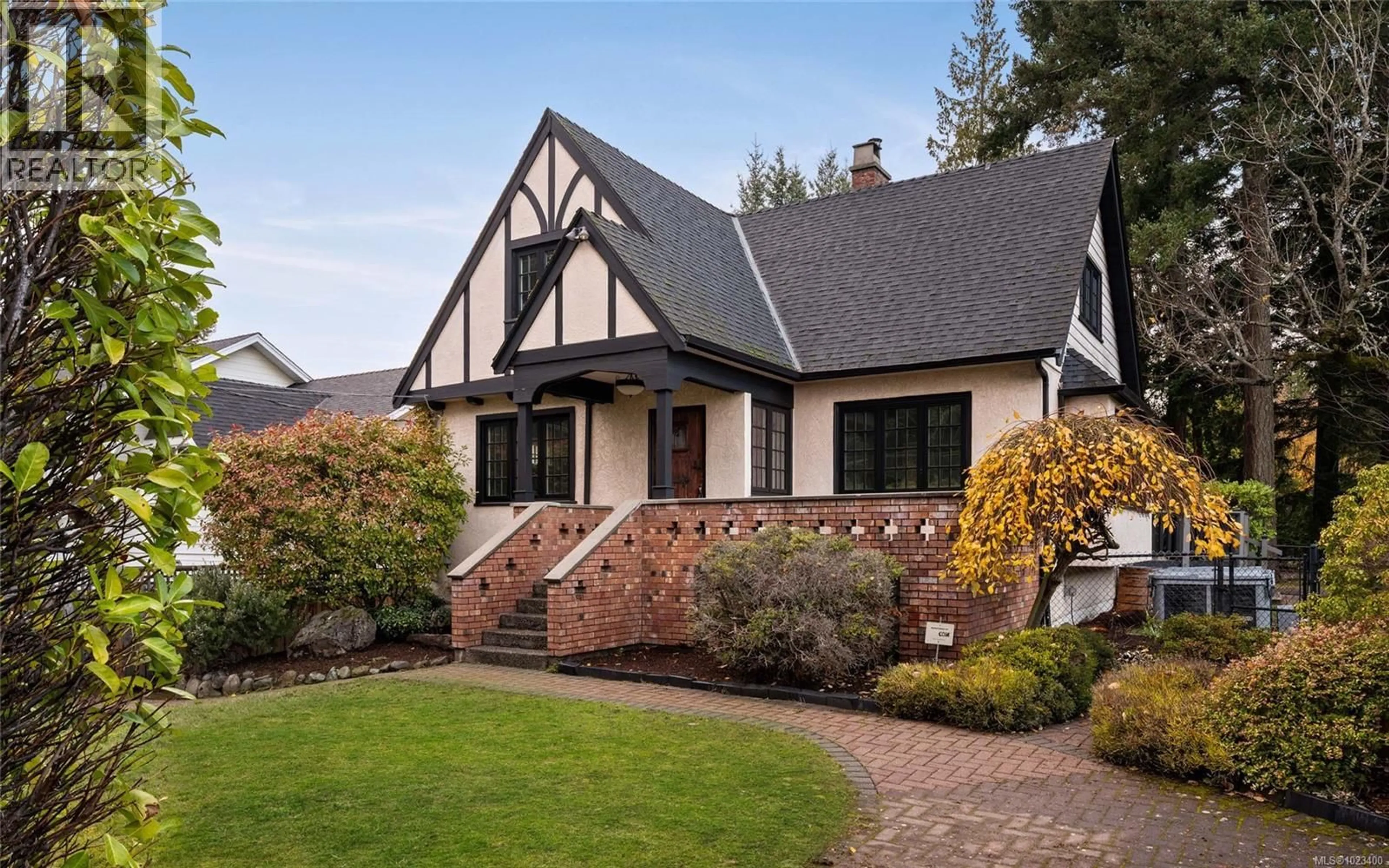 Home with brick exterior material, mountain view for 5208 DEL MONTE AVENUE, Saanich British Columbia V8Y1X2