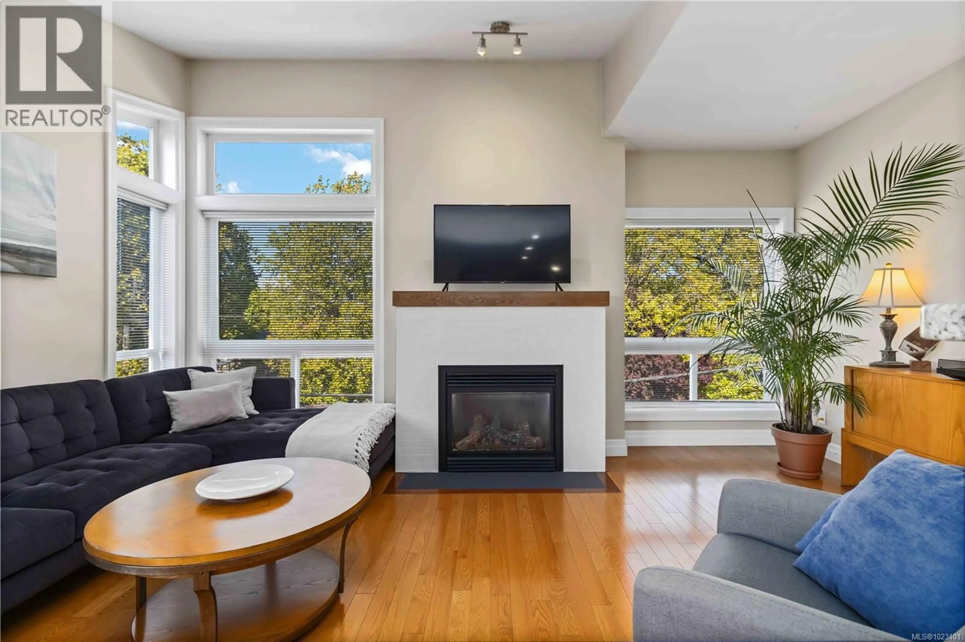 Living room with furniture, wood/laminate floor for 4 - 1827 FAIRFIELD ROAD, Victoria British Columbia V8S1G9