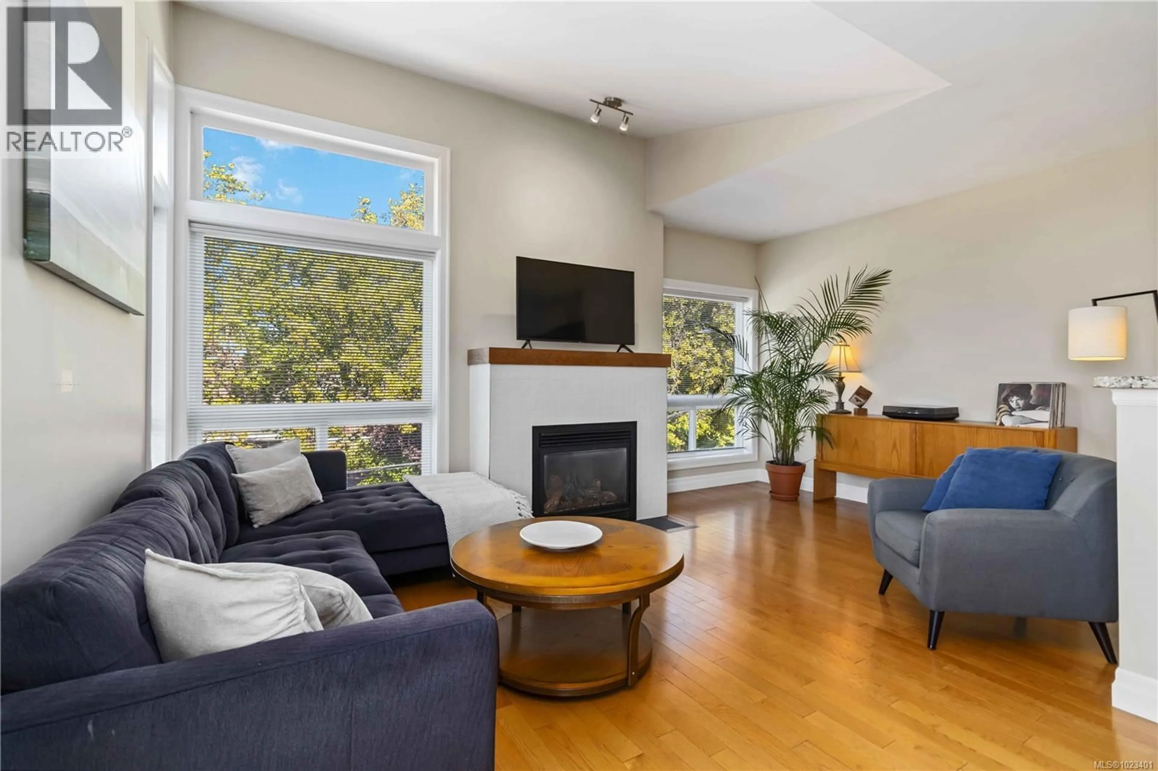 Living room with furniture, wood/laminate floor for 4 - 1827 FAIRFIELD ROAD, Victoria British Columbia V8S1G9