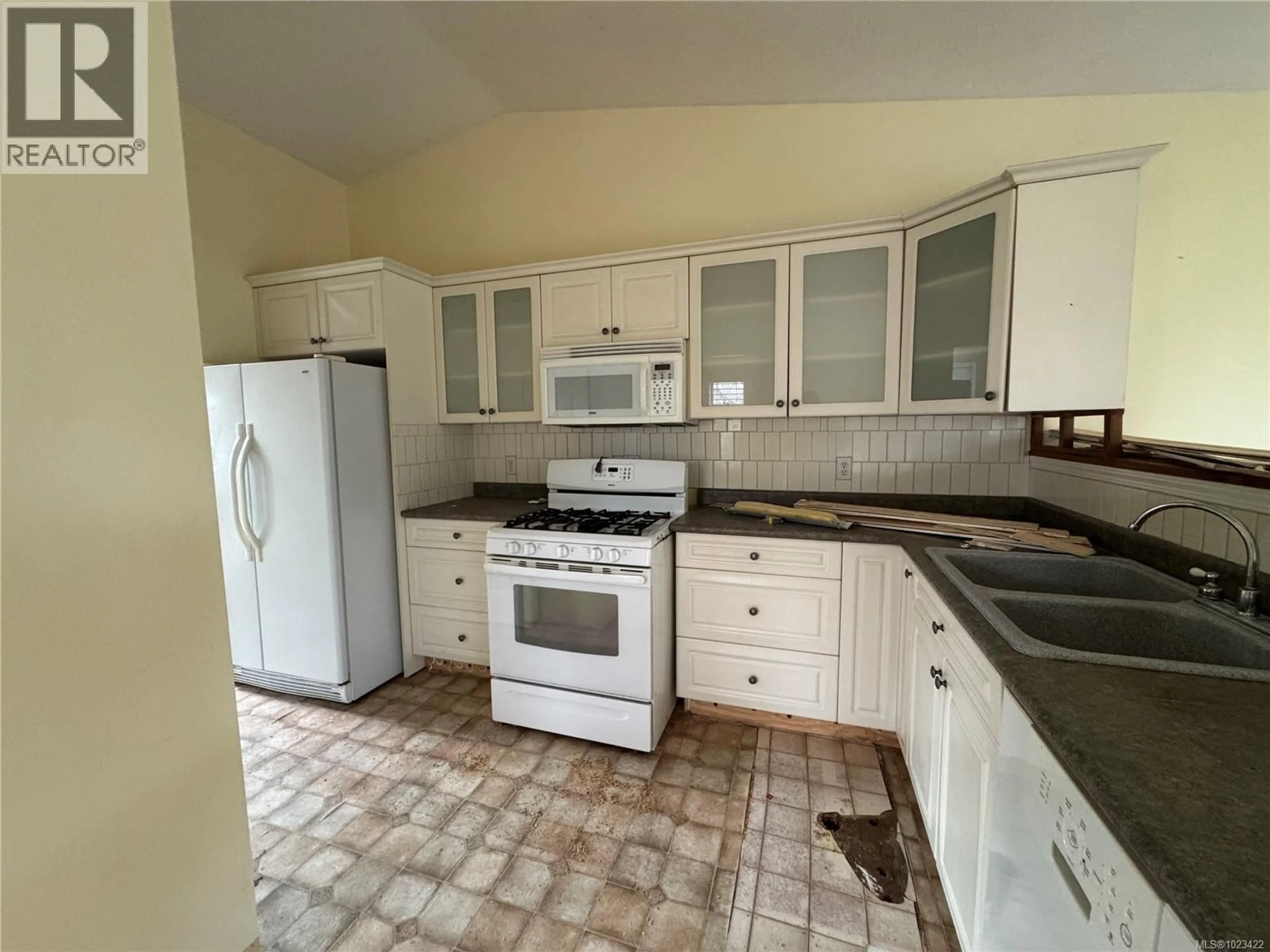 Standard kitchen, ceramic/tile floor for 700 GEORGIA DRIVE, Campbell River British Columbia V9H1R8
