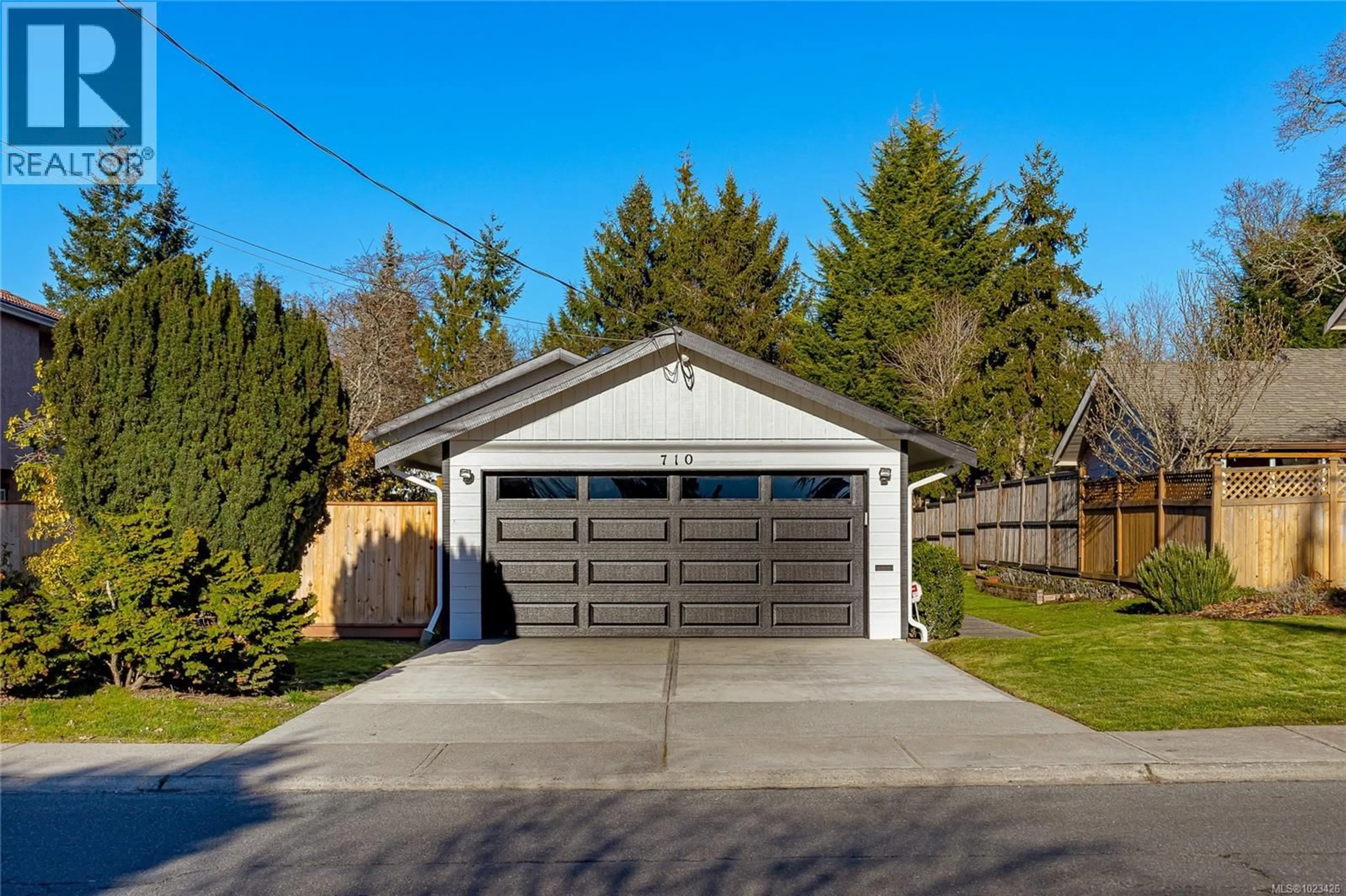 Indoor garage for 710 GREENLEA DRIVE, Saanich British Columbia V8Z6V8