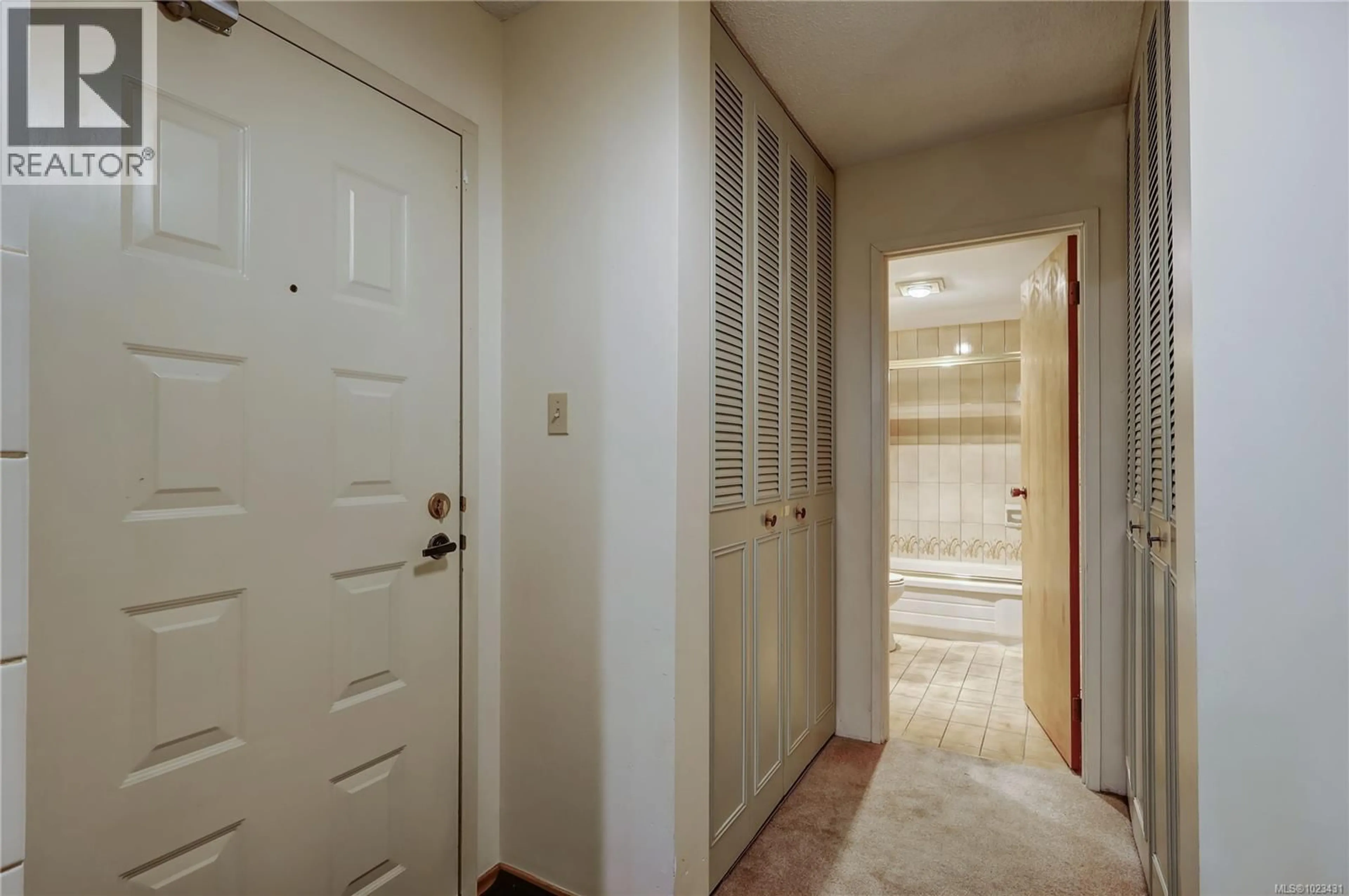 Indoor entryway for 606 - 2562 DEPARTURE BAY ROAD, Nanaimo British Columbia V9S5P1