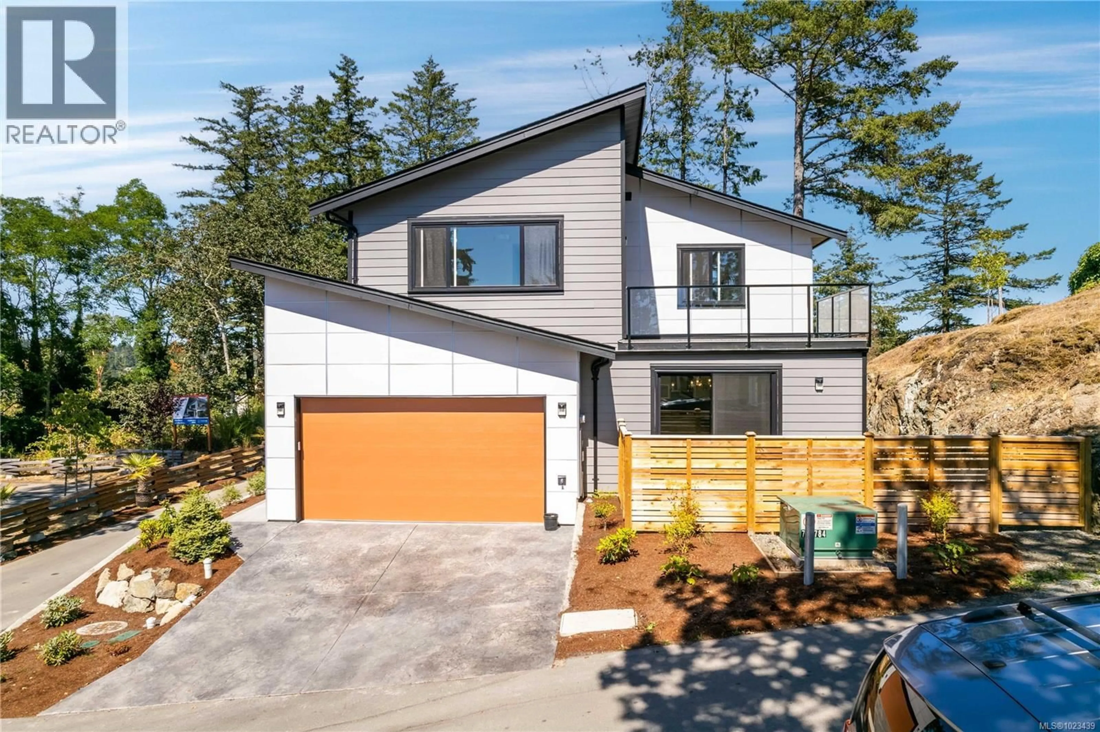 Home with vinyl exterior material, street for 231 HEDDLE AVENUE, View Royal British Columbia V9B1T9