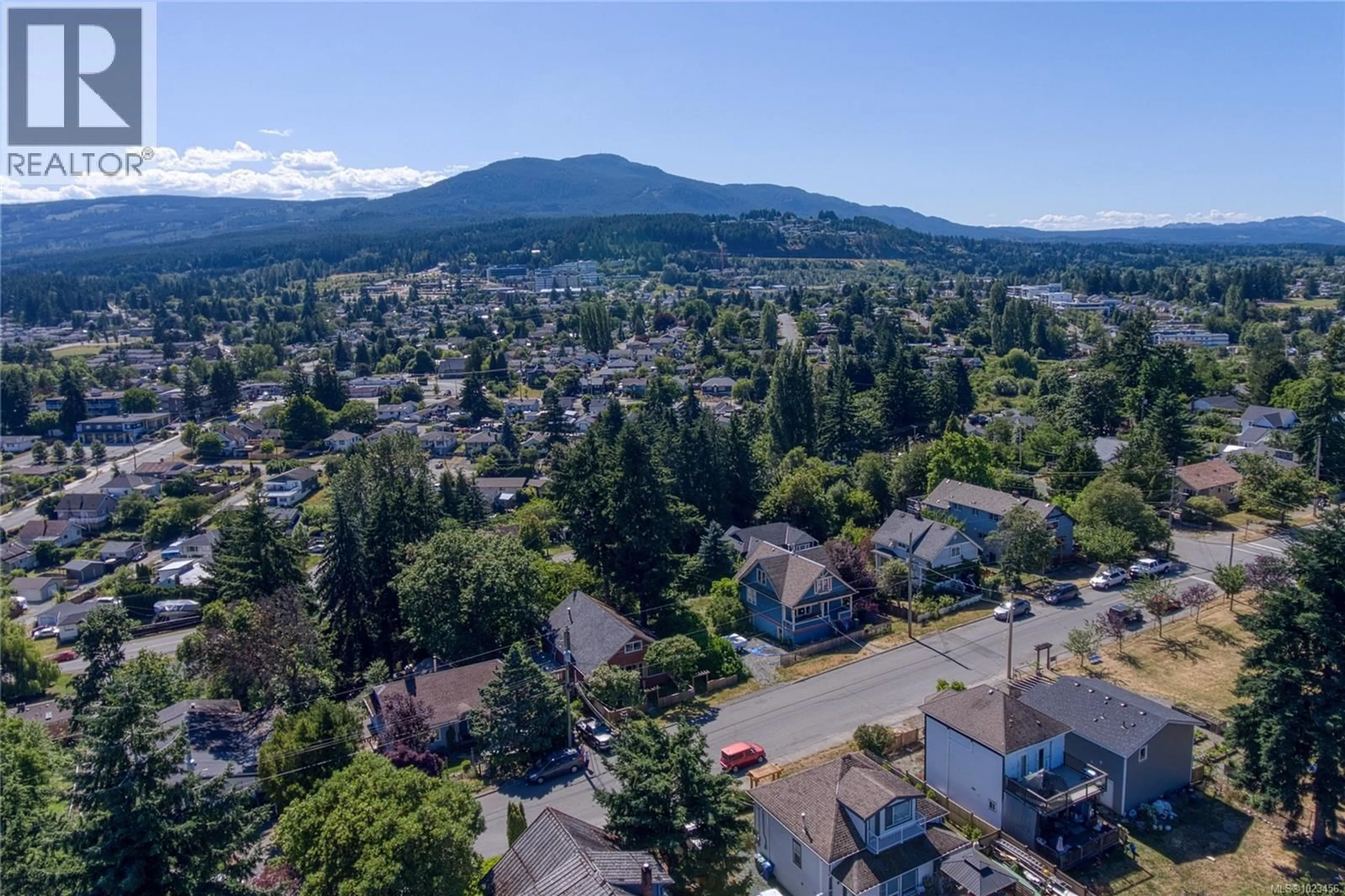 A pic from outside/outdoor area/front of a property/back of a property/a pic from drone, mountain view for 415 MACHLEARY STREET, Nanaimo British Columbia V9R2H1