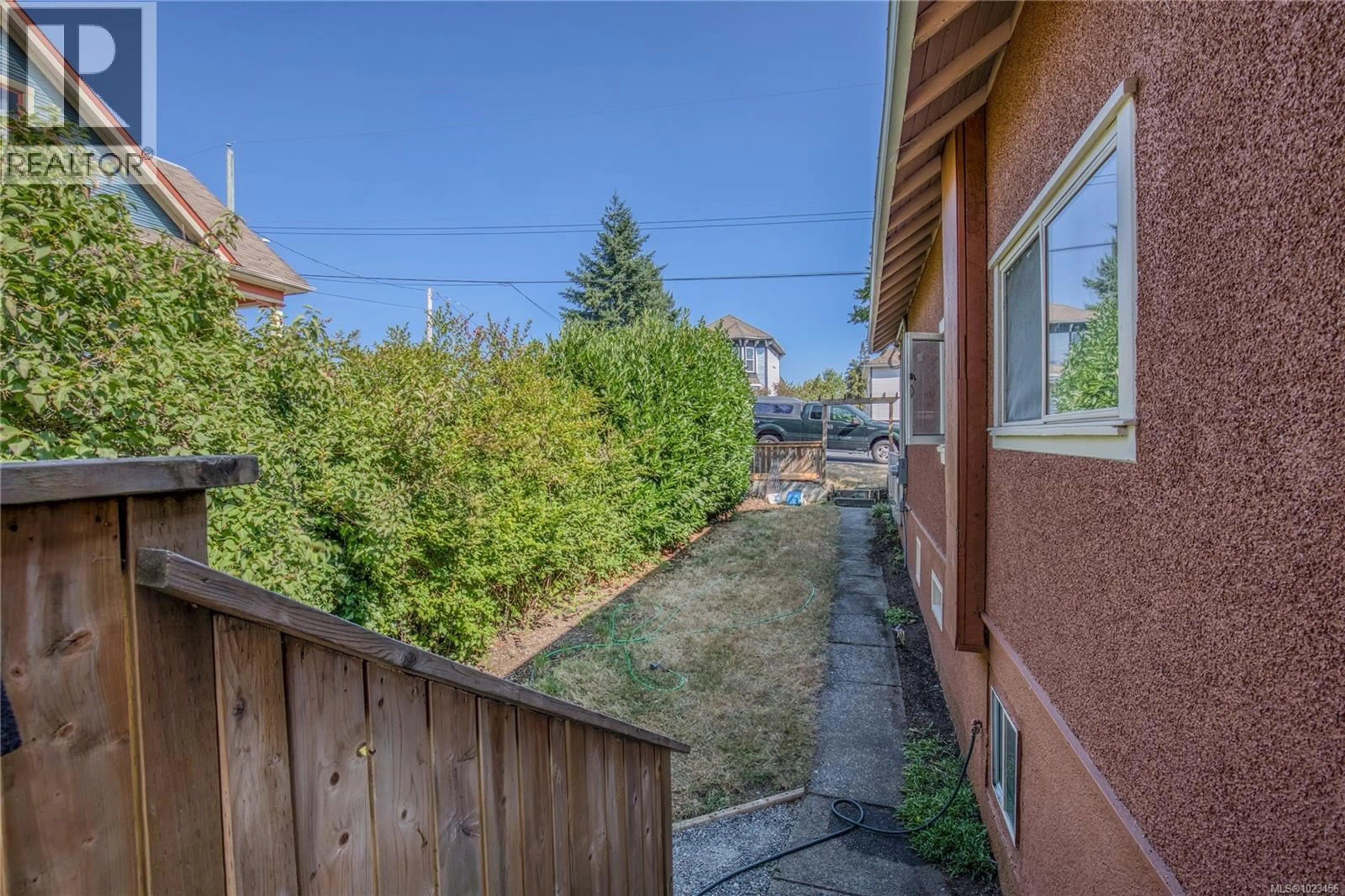Patio, street for 415 MACHLEARY STREET, Nanaimo British Columbia V9R2H1