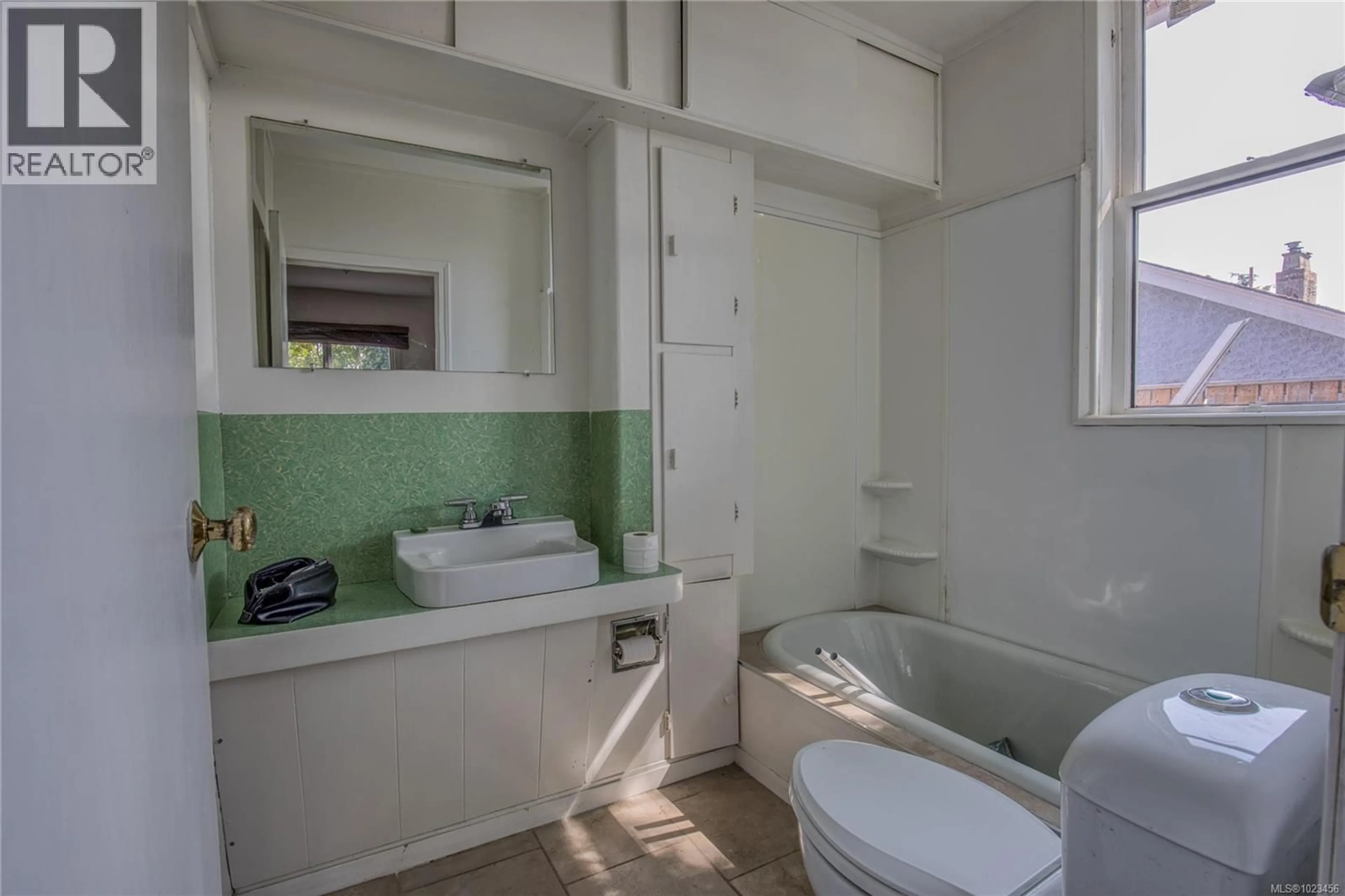 Standard bathroom, ceramic/tile floor for 415 MACHLEARY STREET, Nanaimo British Columbia V9R2H1