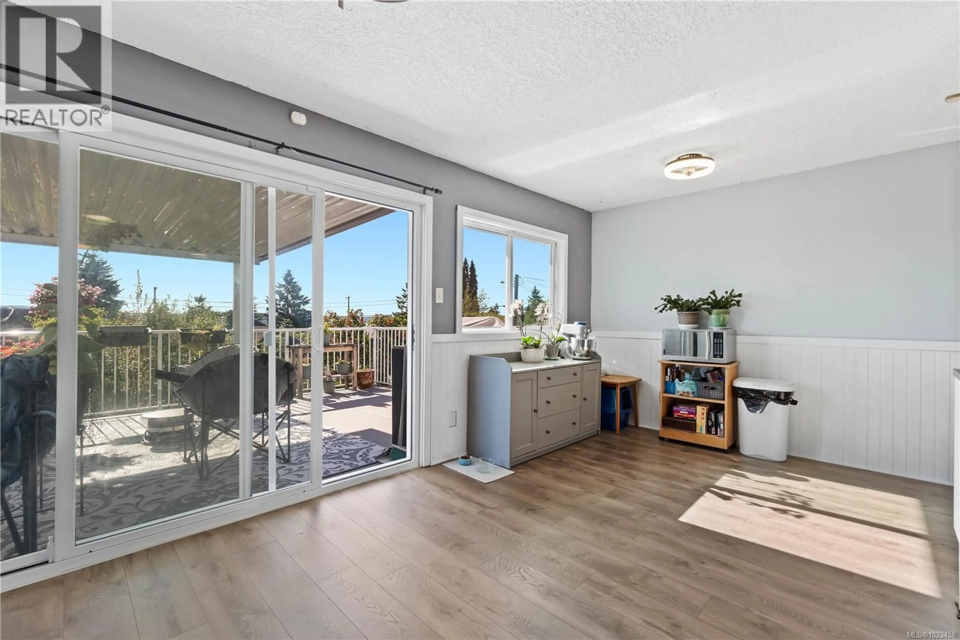 Indoor entryway for 51 VIEW STREET, Nanaimo British Columbia V9R4N3