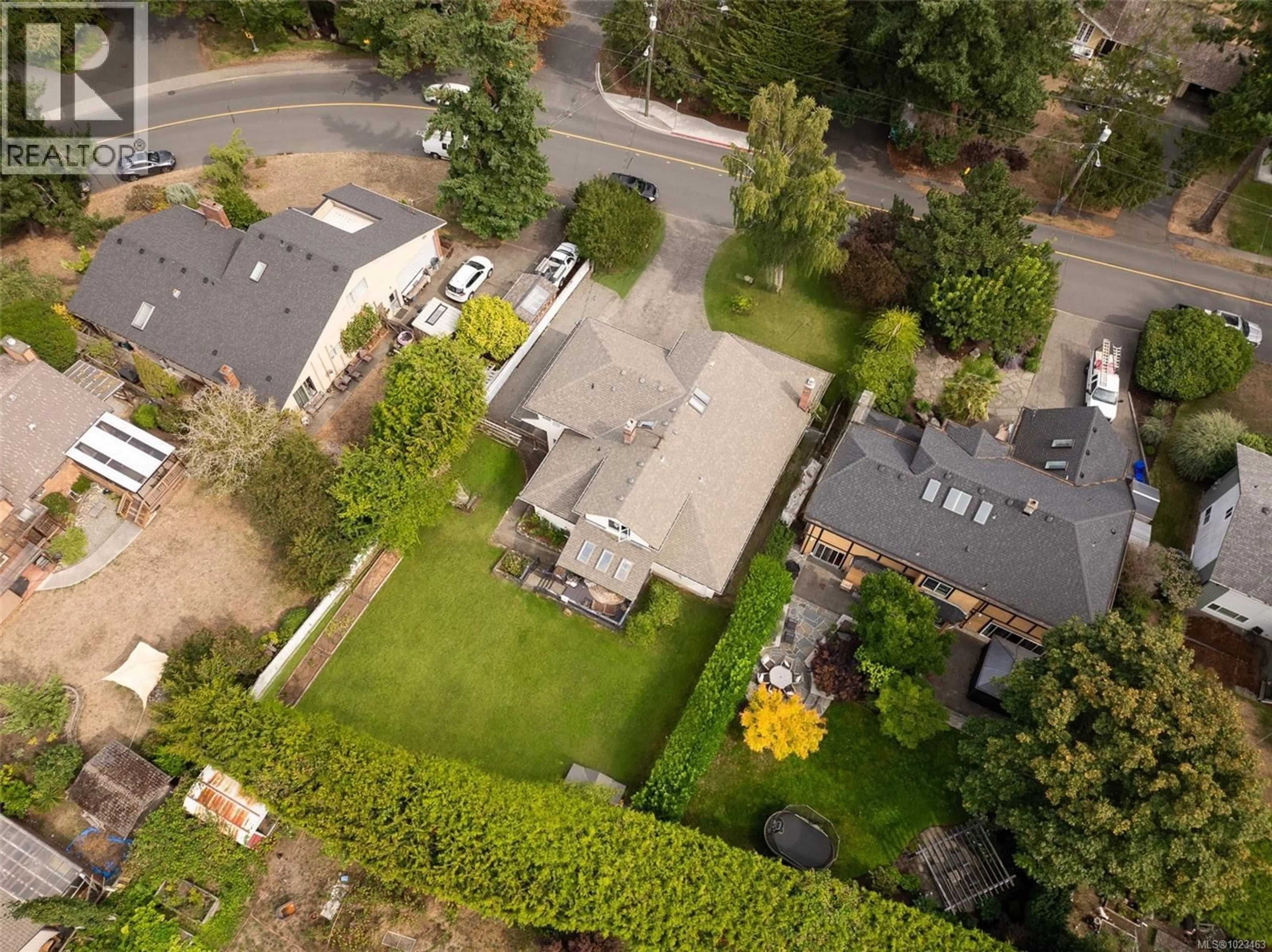 A pic from outside/outdoor area/front of a property/back of a property/a pic from drone, street for 2009 FERNDALE ROAD, Saanich British Columbia V8N2Y4