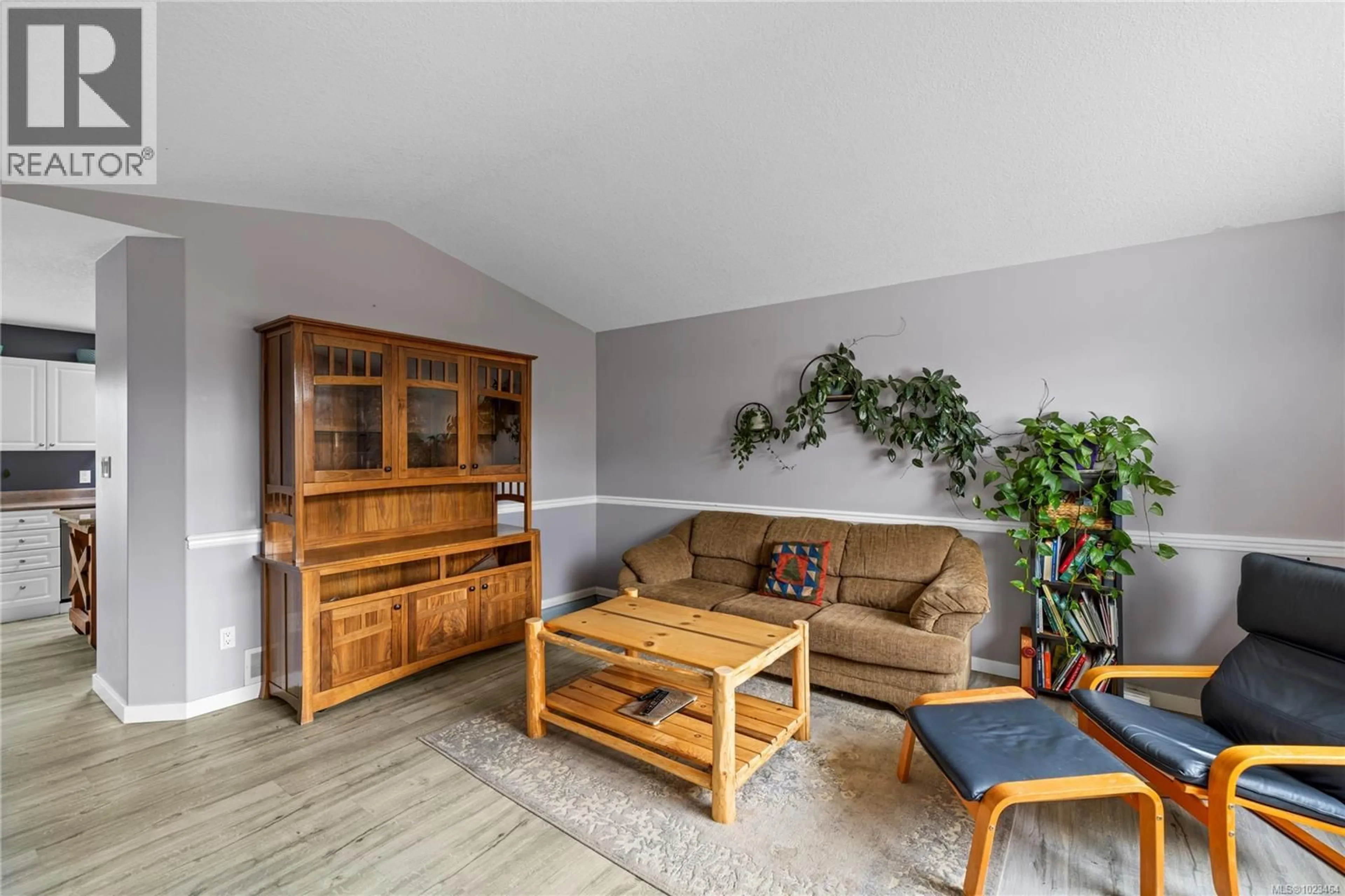 Living room with furniture, wood/laminate floor for 550 HANNAH ROAD, Nanaimo British Columbia V9R7A2