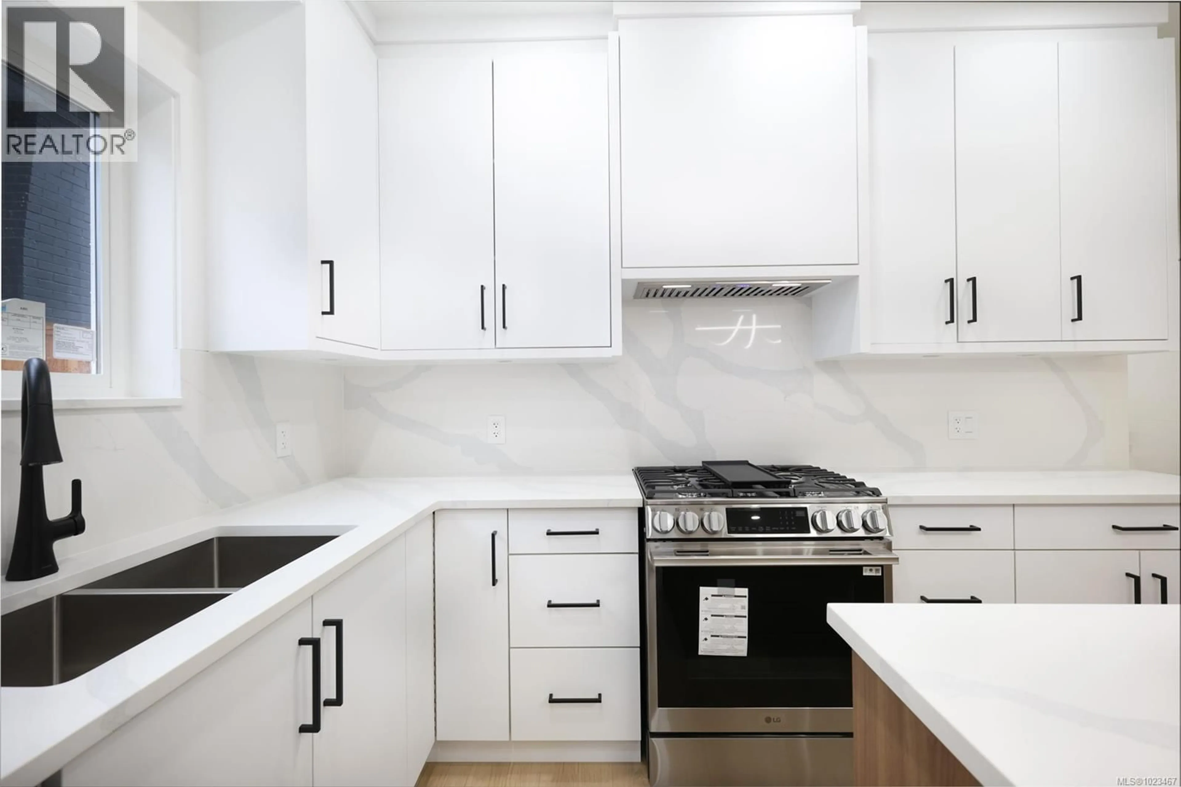 Contemporary kitchen, ceramic/tile floor for 850 SUNDERLAND AVENUE, Nanaimo British Columbia V9S4Z4