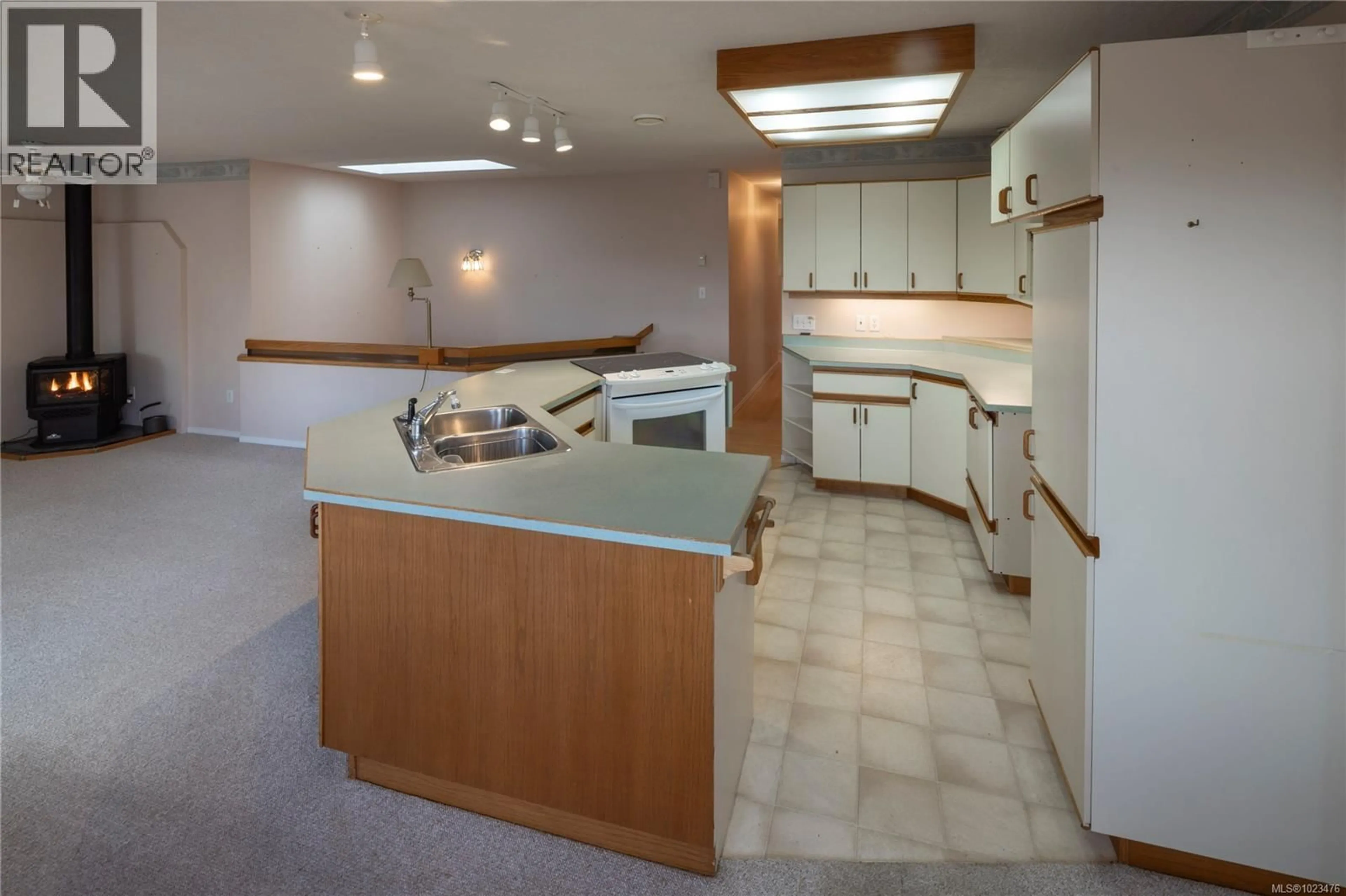 Unknown for 4867 MAXINE LANE, Saanich British Columbia V8Y2J3