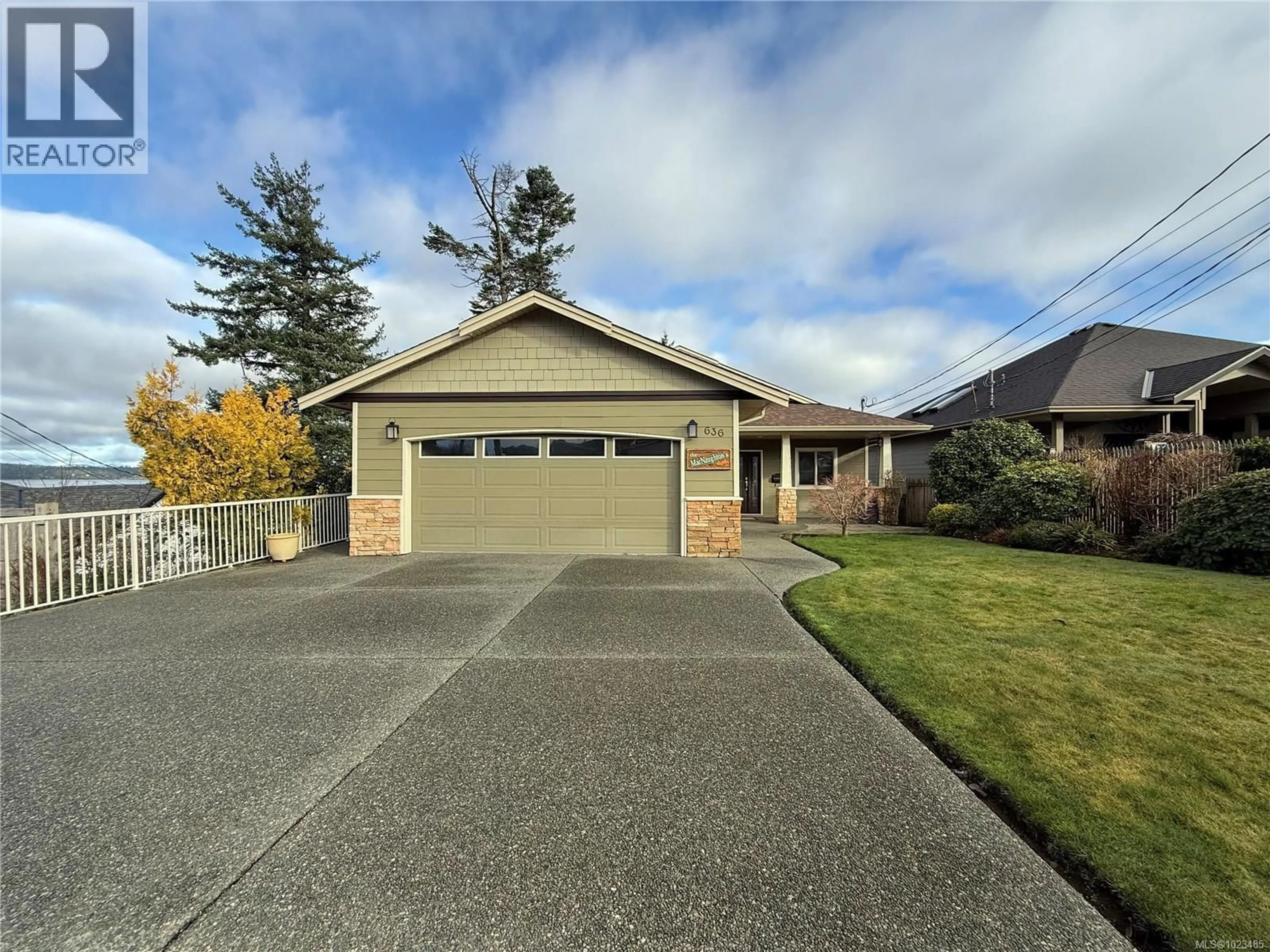 Home with vinyl exterior material, street for 636 ISLAND HIGHWAY, Campbell River British Columbia V9W2C3