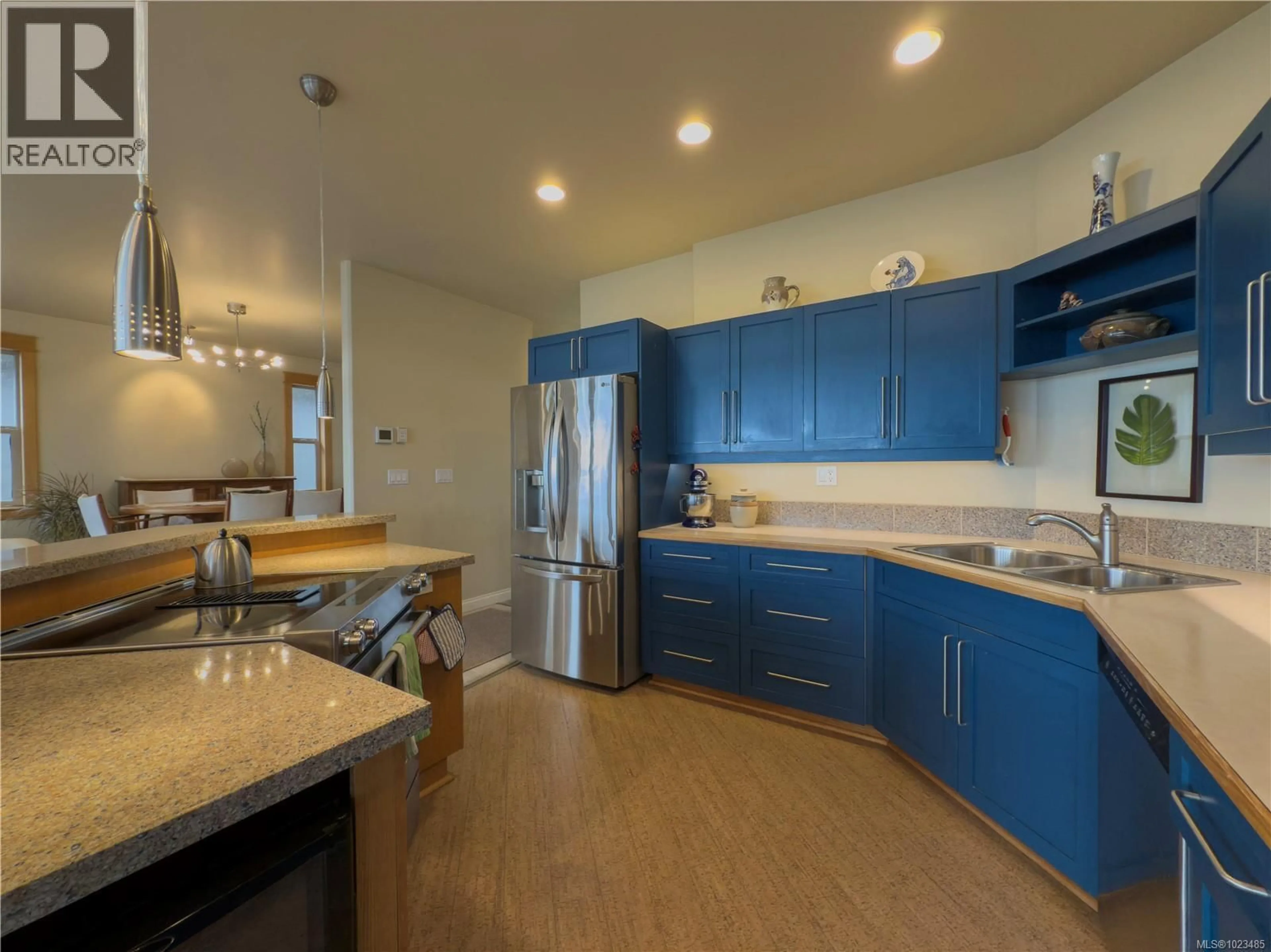 Open concept kitchen, ceramic/tile floor for 636 ISLAND HIGHWAY, Campbell River British Columbia V9W2C3