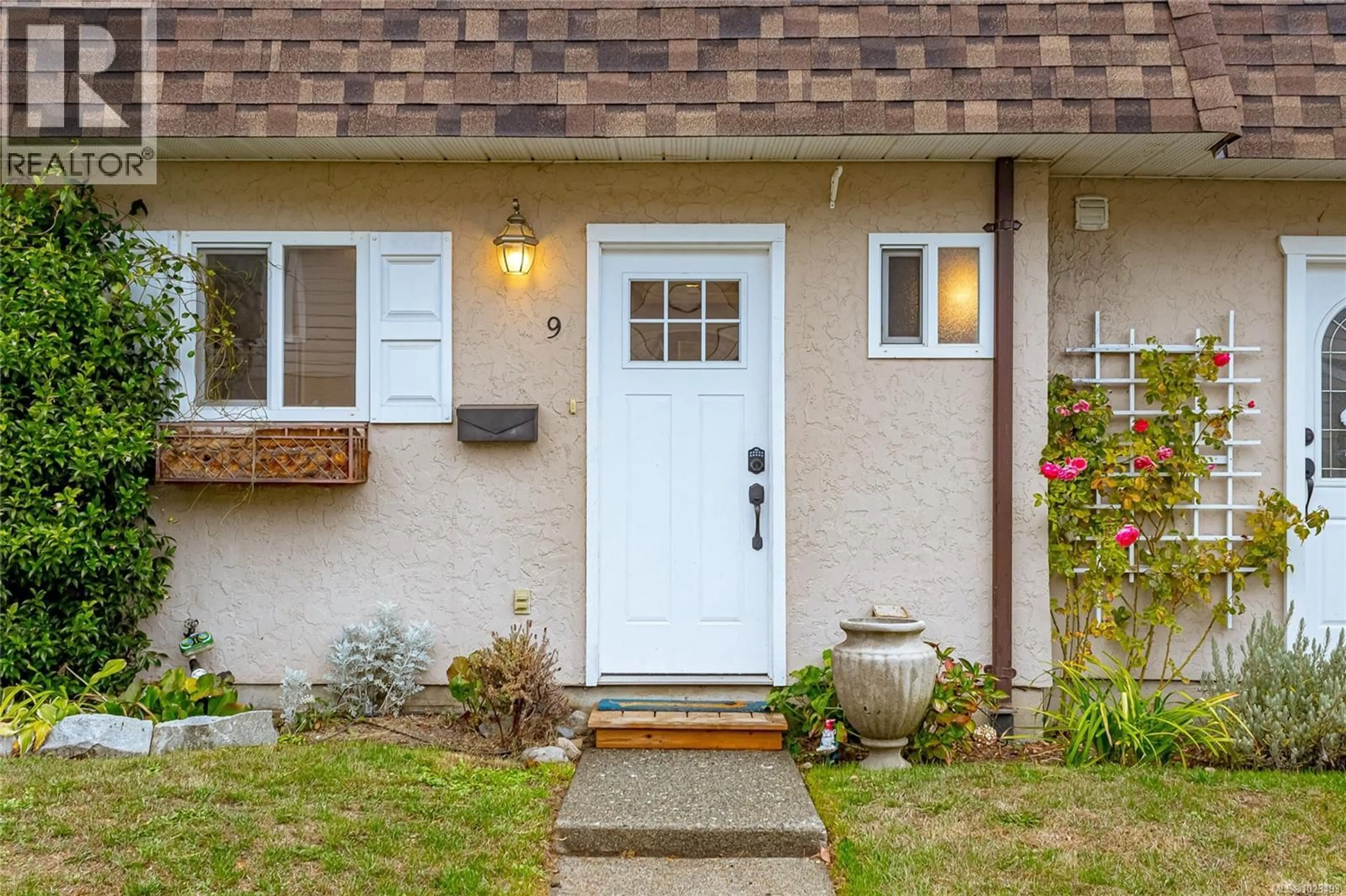 Indoor entryway for 9 - 7675 EAST SAANICH ROAD, Central Saanich British Columbia V8M1L9