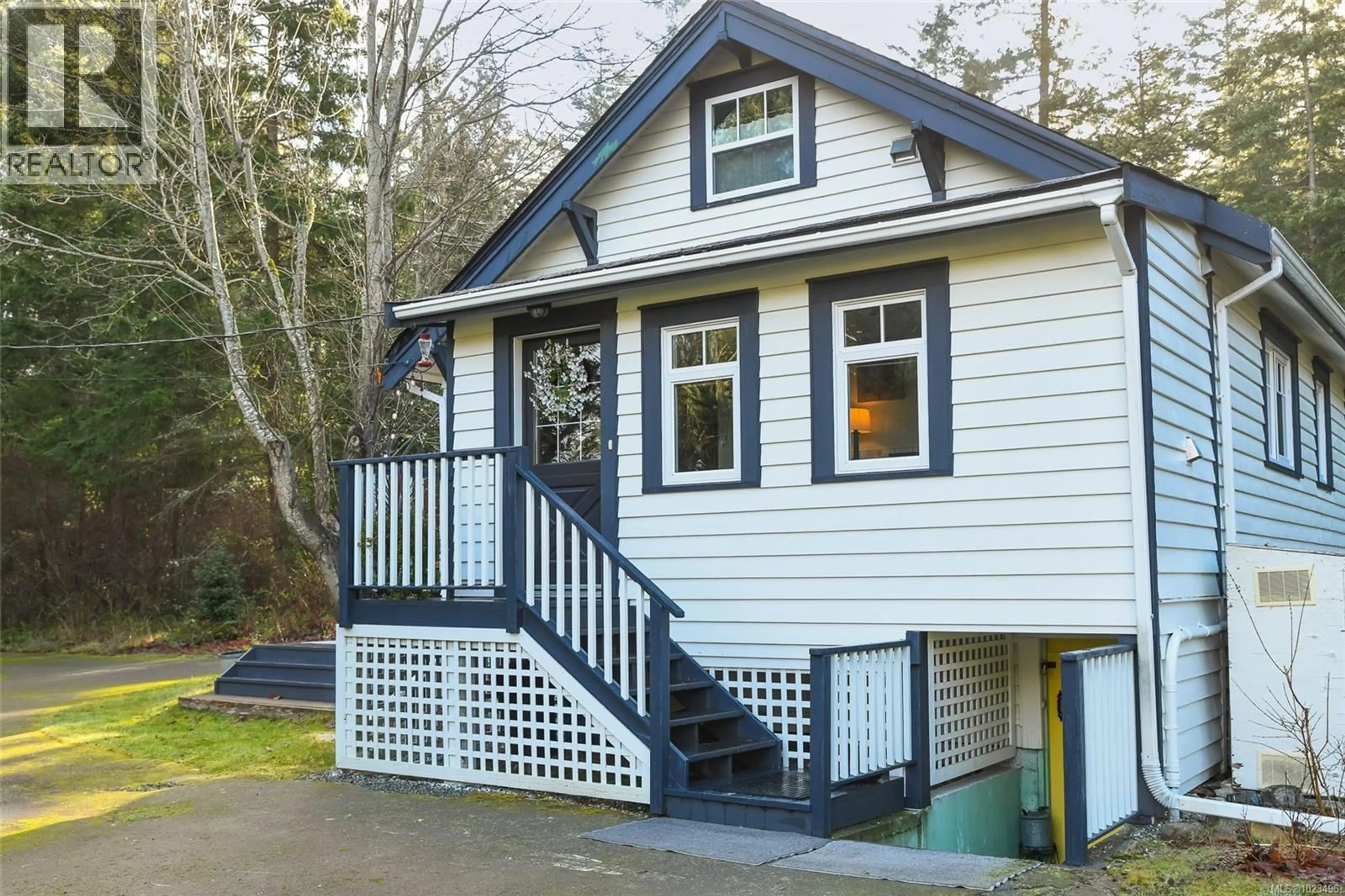 Home with vinyl exterior material, street for 237 MORLAND ROAD, Comox British Columbia V9M3W2
