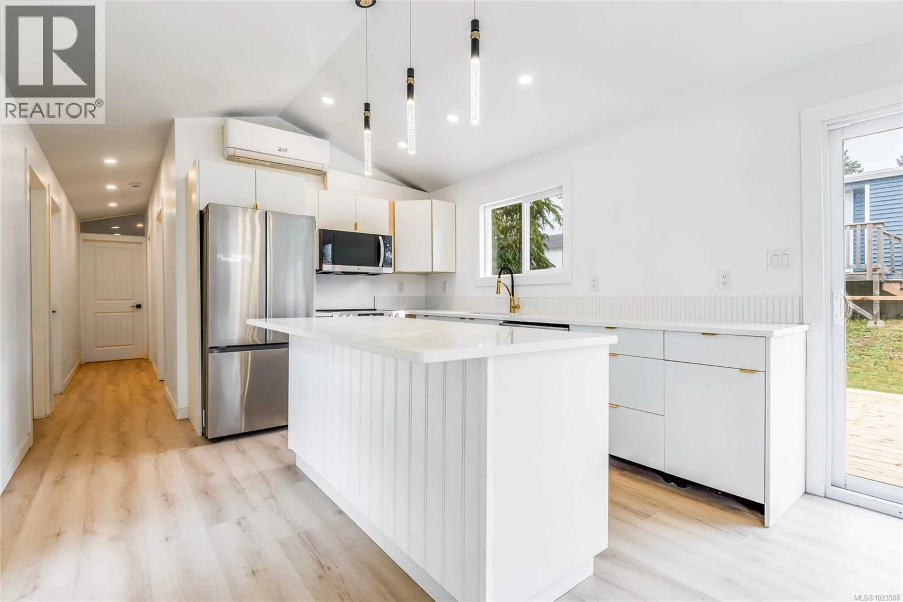 Open concept kitchen, wood/laminate floor for 62 - 1160 SHELLBOURNE BOULEVARD, Campbell River British Columbia V9W5G5