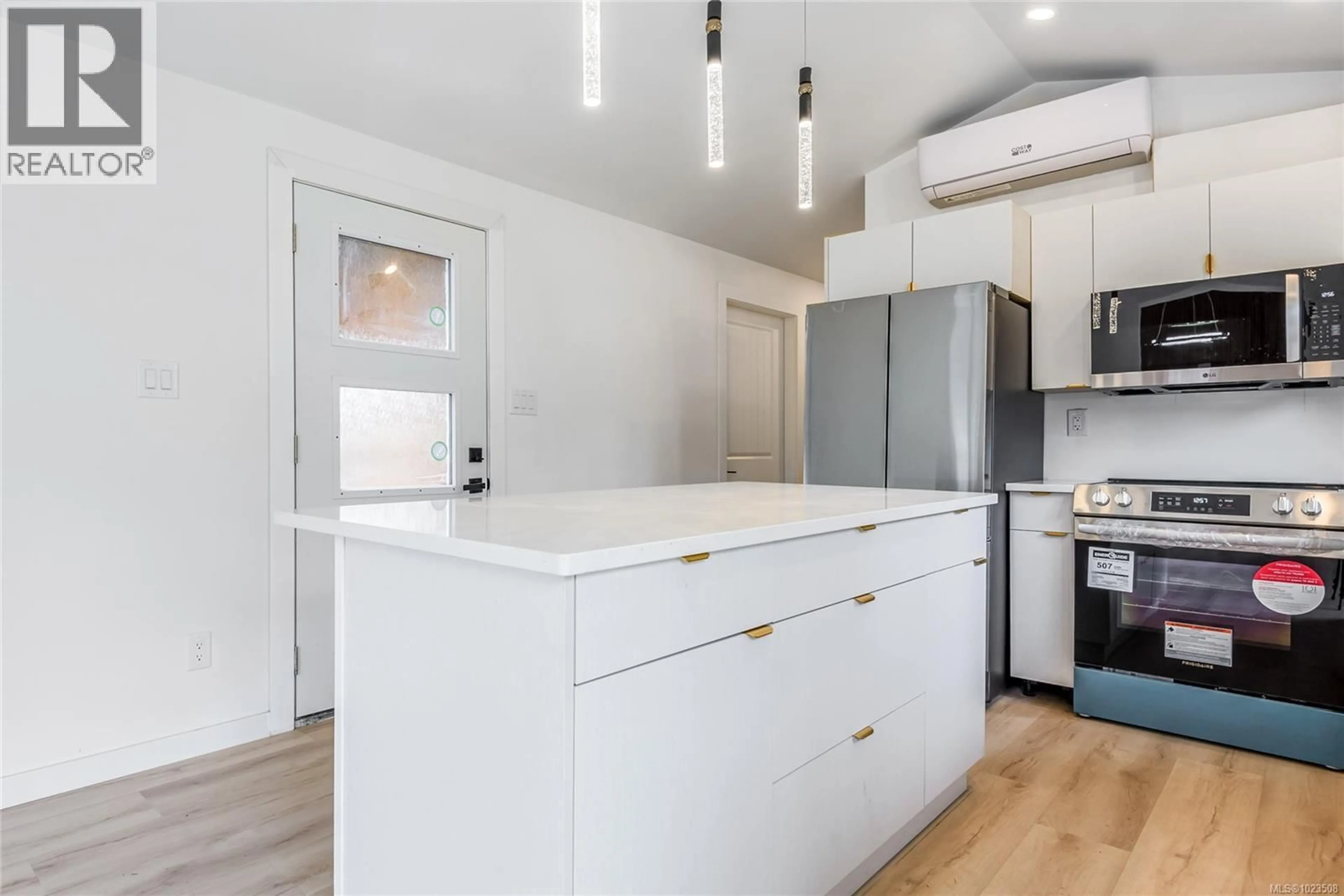 Open concept kitchen, wood/laminate floor for 62 - 1160 SHELLBOURNE BOULEVARD, Campbell River British Columbia V9W5G5