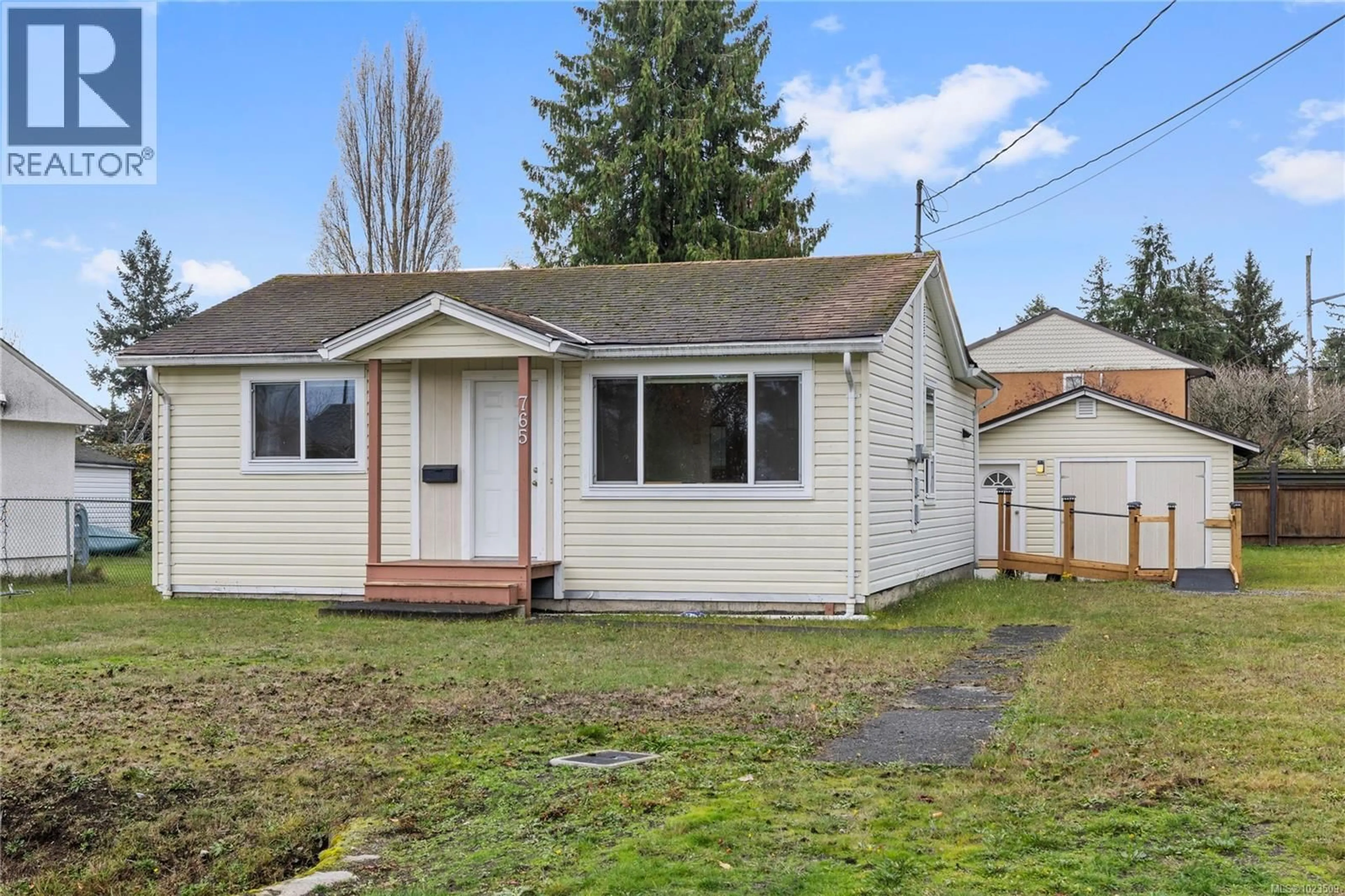 Home with vinyl exterior material, street for 765 DUFFERIN STREET, Nanaimo British Columbia V9S2A8